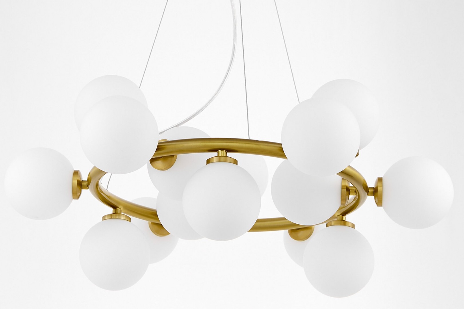 Lampa wisząca złota szczotkowana Marsiada 15 Lumina Deco zbliżenie na oprawę, białe kule i złoto szczotkowane