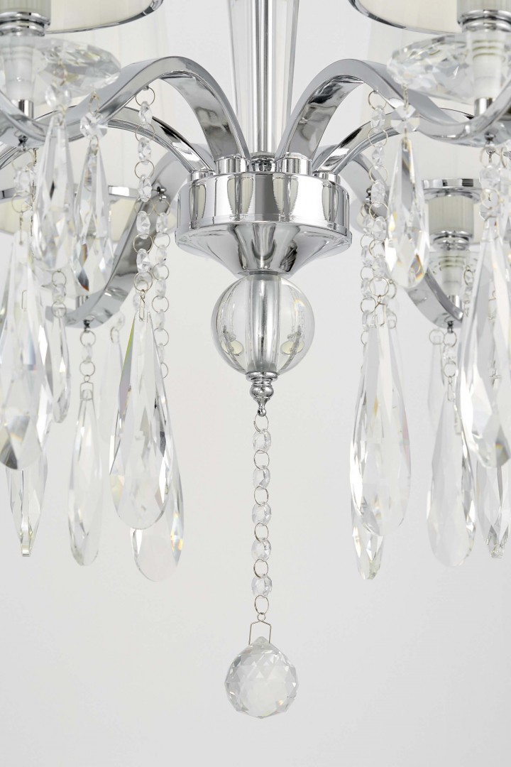 Zbliżenie na wiszące kryształy i centralną kulę żyrandola Lumina Deco Alessia