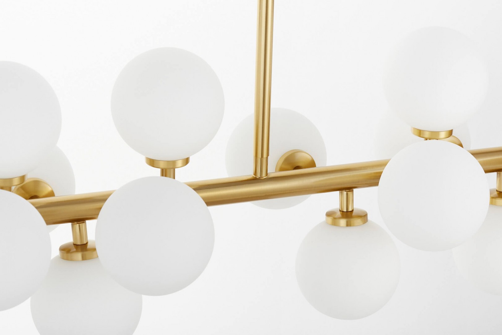 Zbliżenie na klosze lampy wiszącej złotej szczotkowanej Petrica 16 Lumina Deco