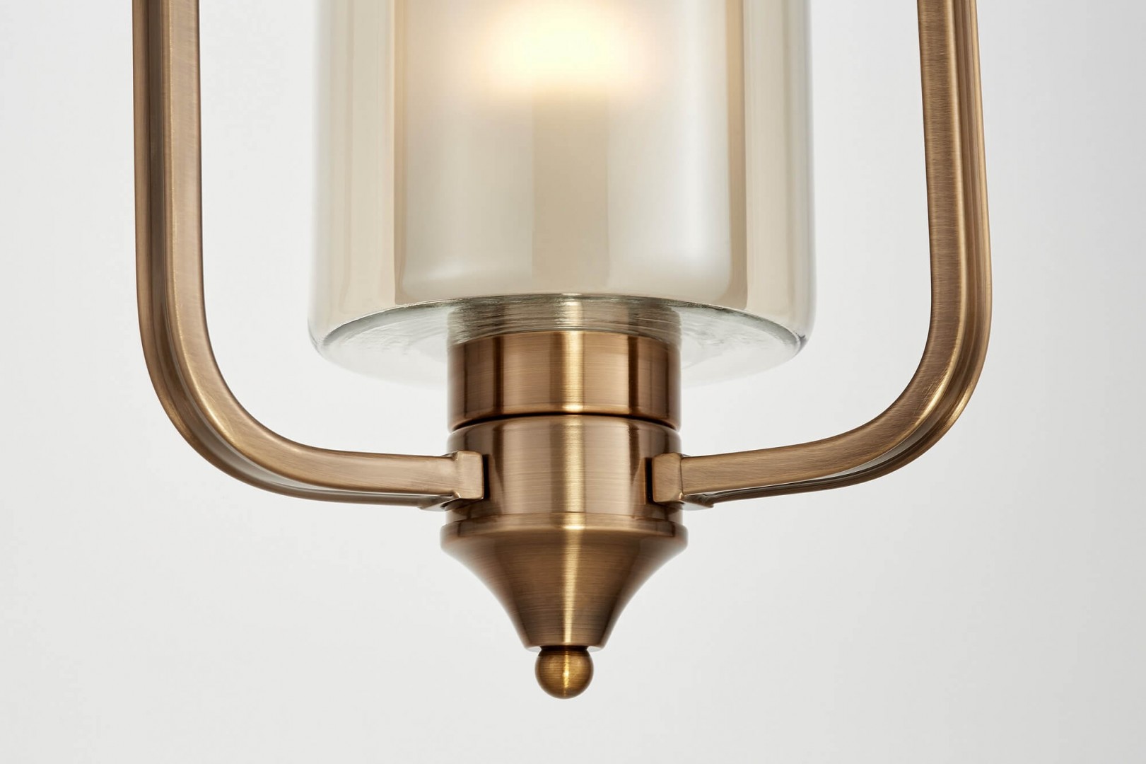 Lampa wisząca ATLANTA W1 złota szczotkowana z szklanym kloszem, stylowa, idealna do wnętrz w stylu loftowym lub industrialnym