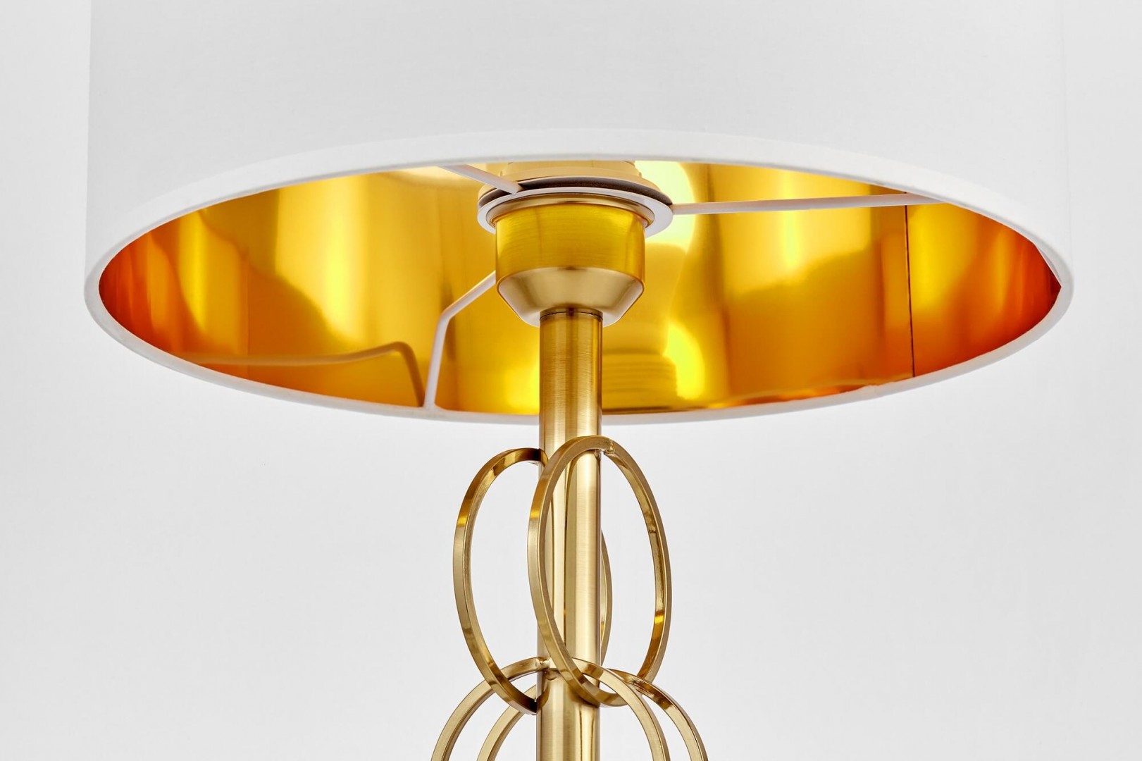 lampa stołowa glamour biało złota szczotkowana azzaria lumina deco detal abażura i podstawy