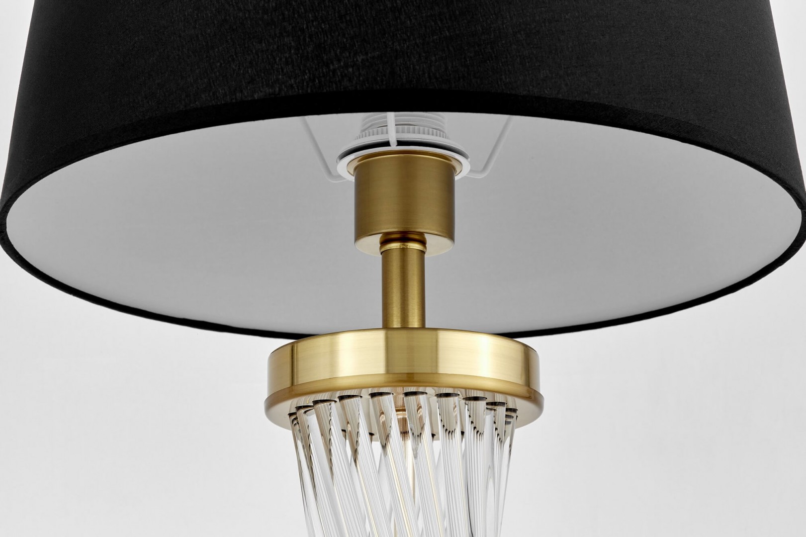 czarno-złota szczotkowana lampa stołowa Villanova z elegancką złotą podstawą