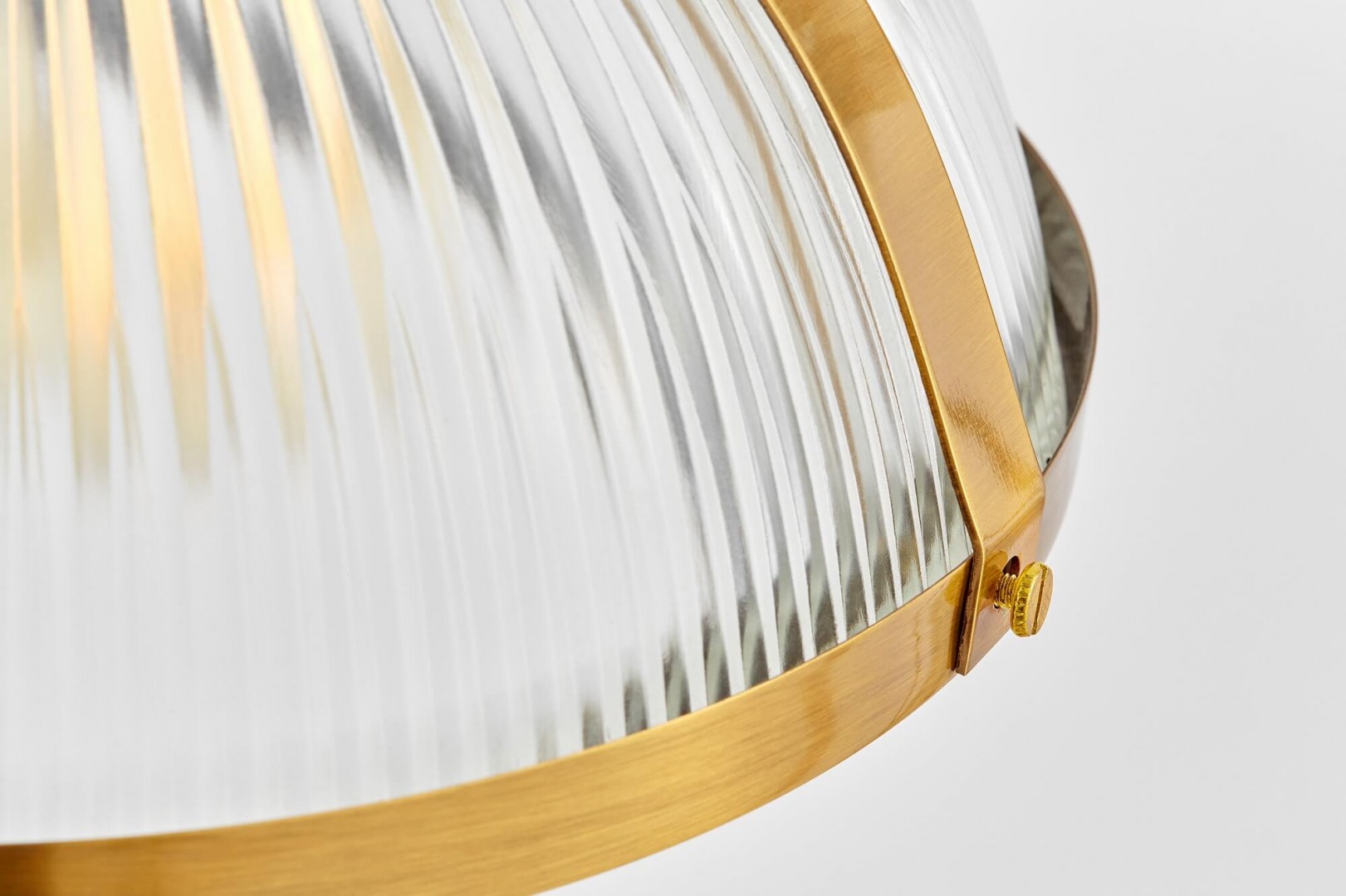 Karbowane szkło klosza lampy wiszącej Brico Lumina Deco w zbliżeniu