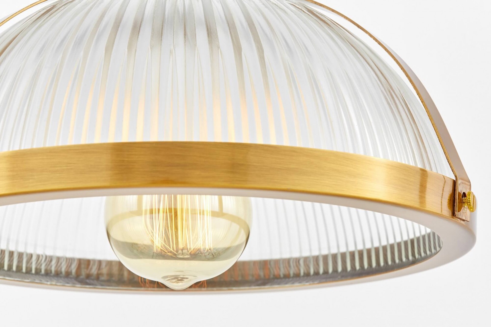 Zbliżenie na szklany klosz i złote elementy lampy Brico marki Lumina Deco 