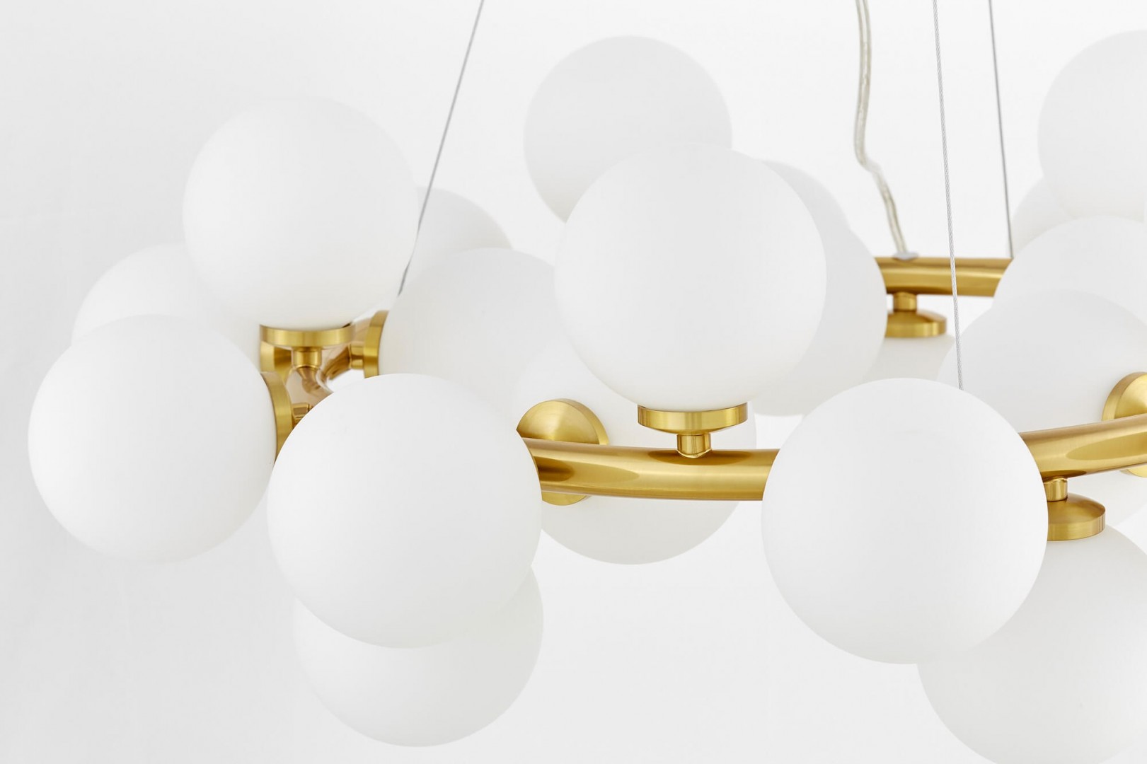 lampa Marsiada 25 złota szczotkowana zbliżenie na trzy matowe białe kule nowoczesne oświetlenie sufitowe