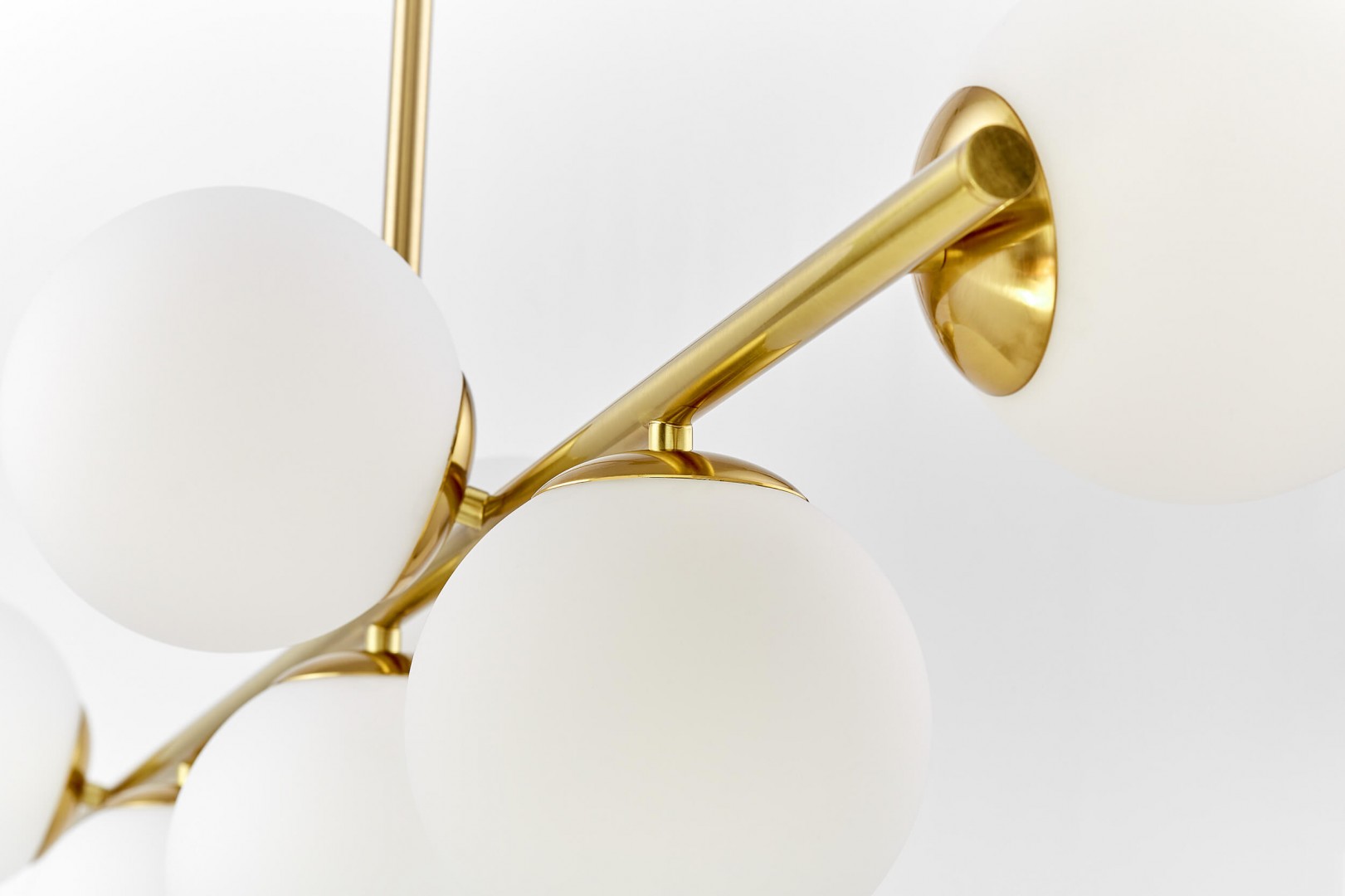 Lampa wisząca złota szczotkowana Fredica 7 Lumina Deco z białymi kulami, elegancki minimalistyczny design