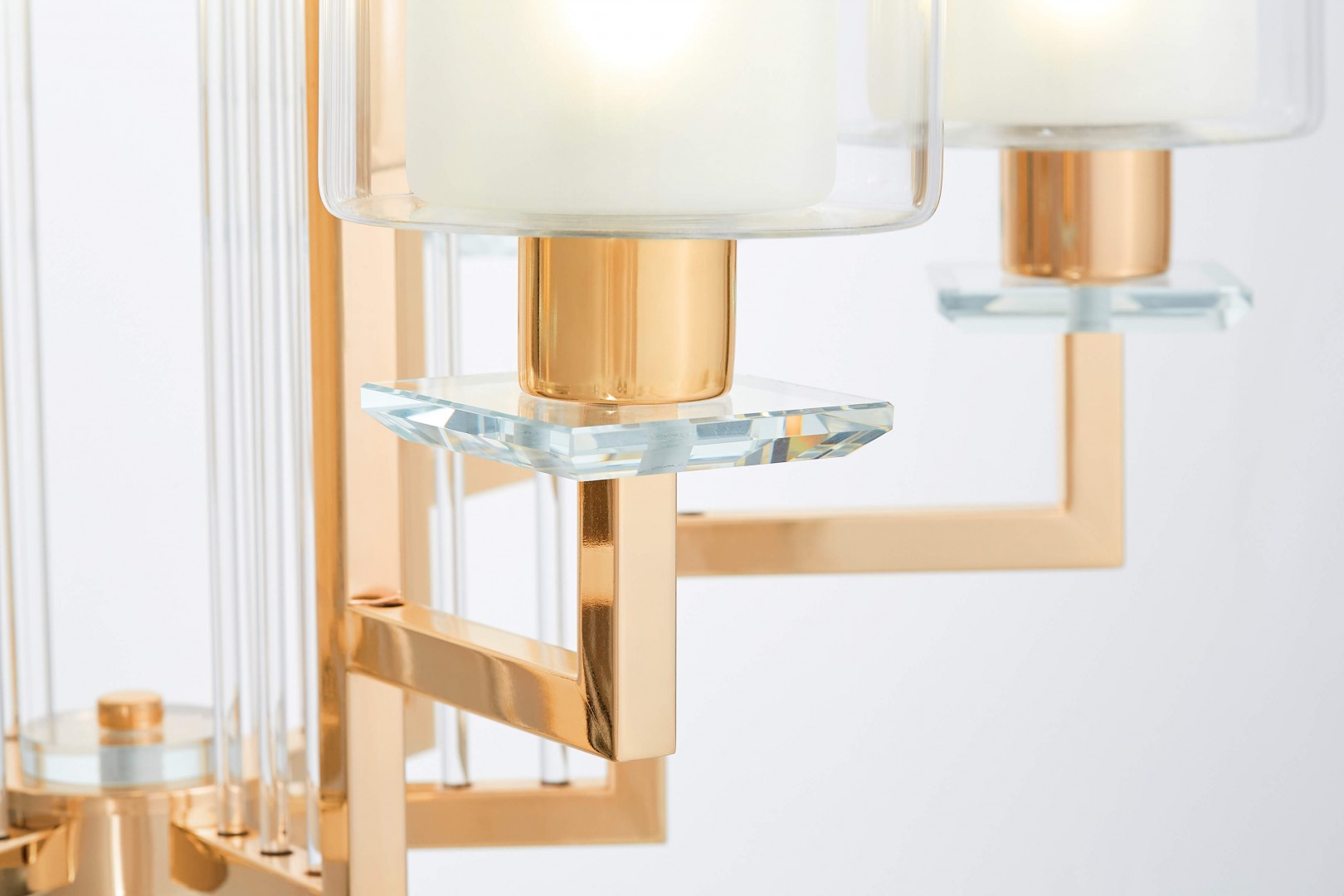 Nowoczesna lampa wisząca złota Manhattan Lumina Deco – zbliżenie na złotą podstawę lampy