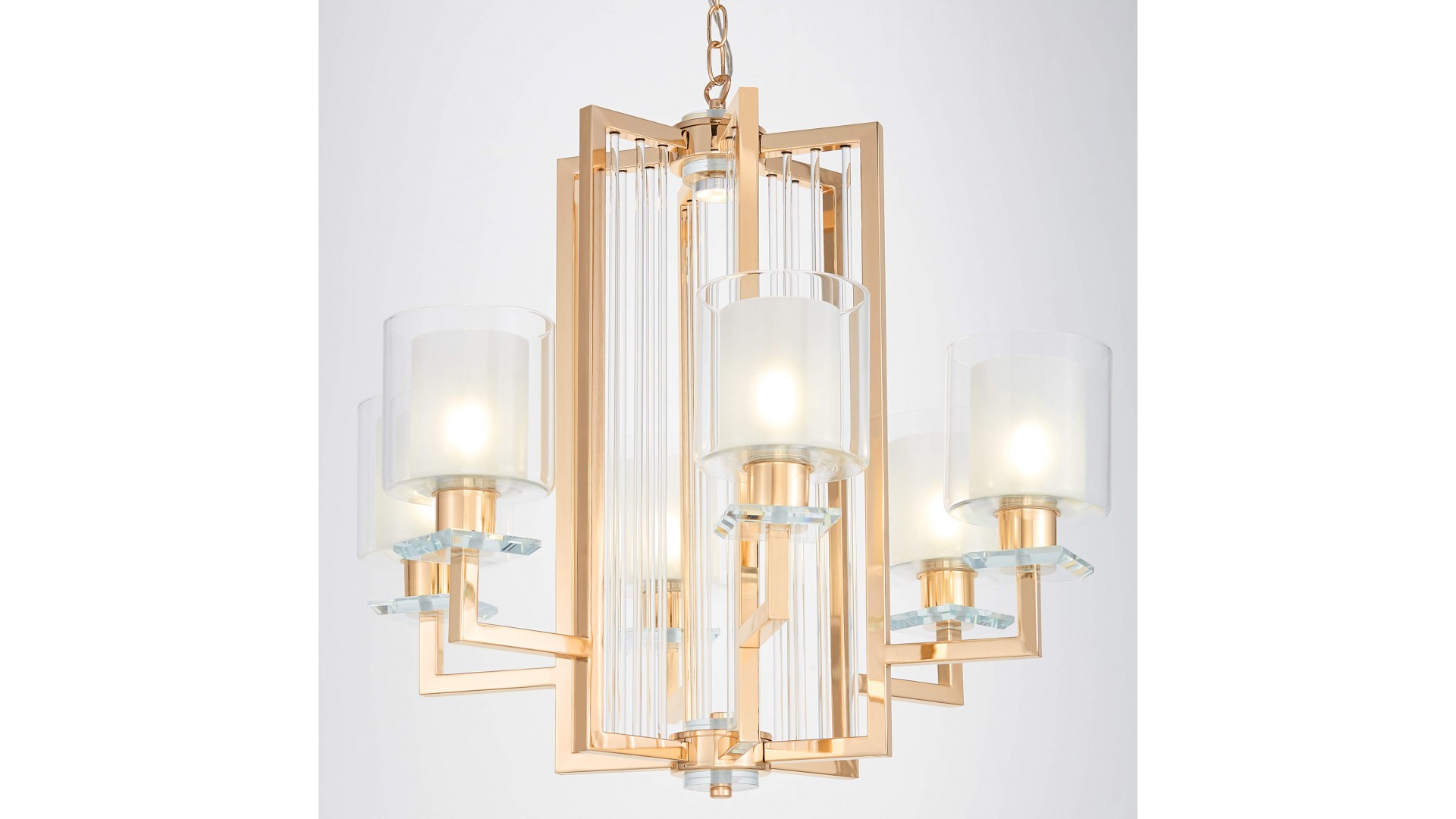 Nowoczesna lampa wisząca złota Manhattan Lumina Deco – detal złotego stelaża z mlecznym kloszem