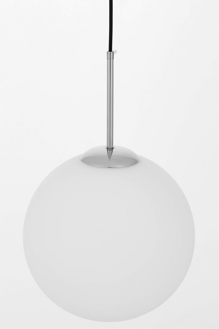 Zbliżenie na matowy klosz lampy wiszącej Fredica D30 Lumina Deco