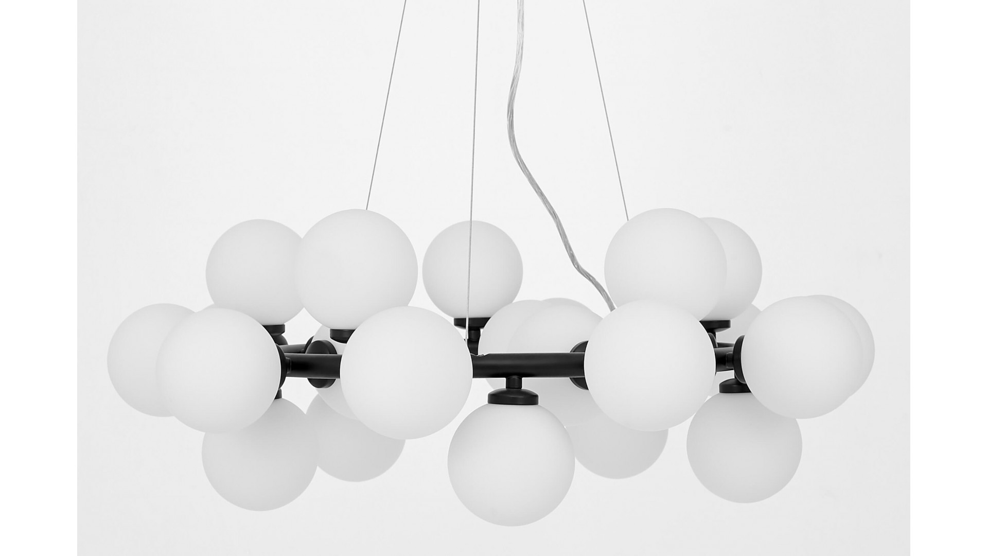 Czarna lampa wisząca z białymi kulami styl nowoczesny