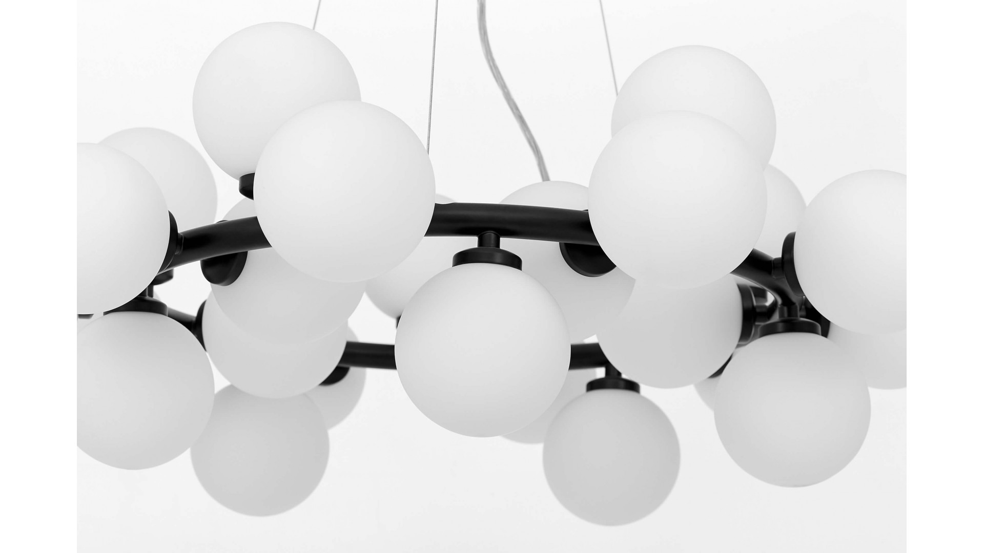 Zbliżenie na czarną konstrukcję i białe klosze lampy wiszącej MARSIADA W25