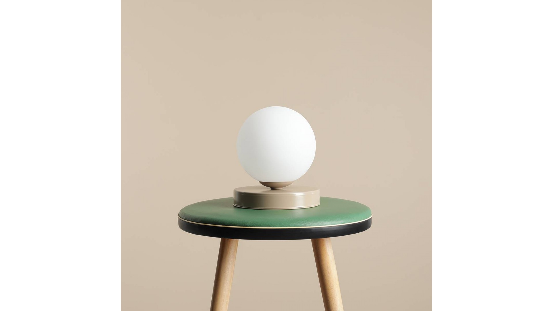 lampka biurkowa ball beige s aldex 1076b17_s – aranżacja na stoliku