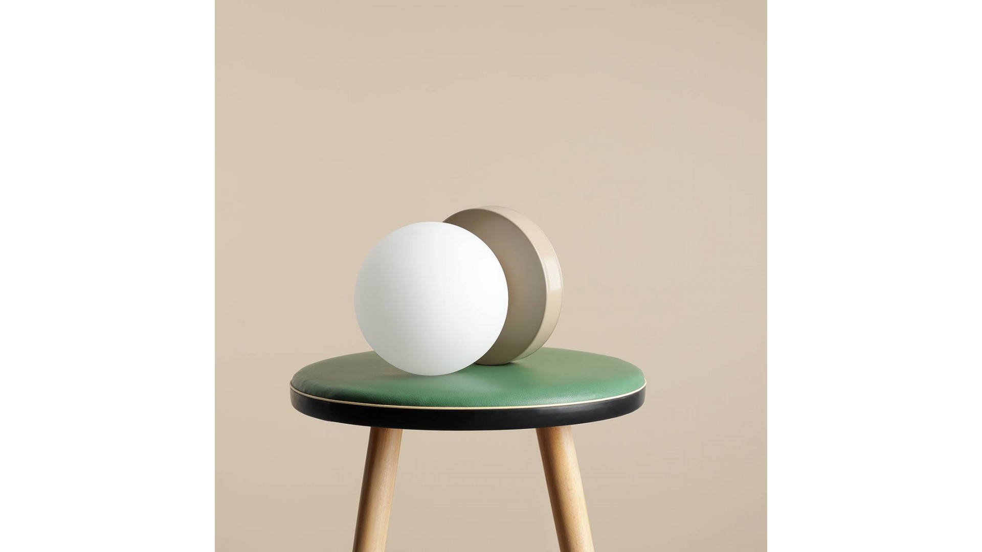 lampka biurkowa ball beige s aldex 1076b17_s – widok z boku