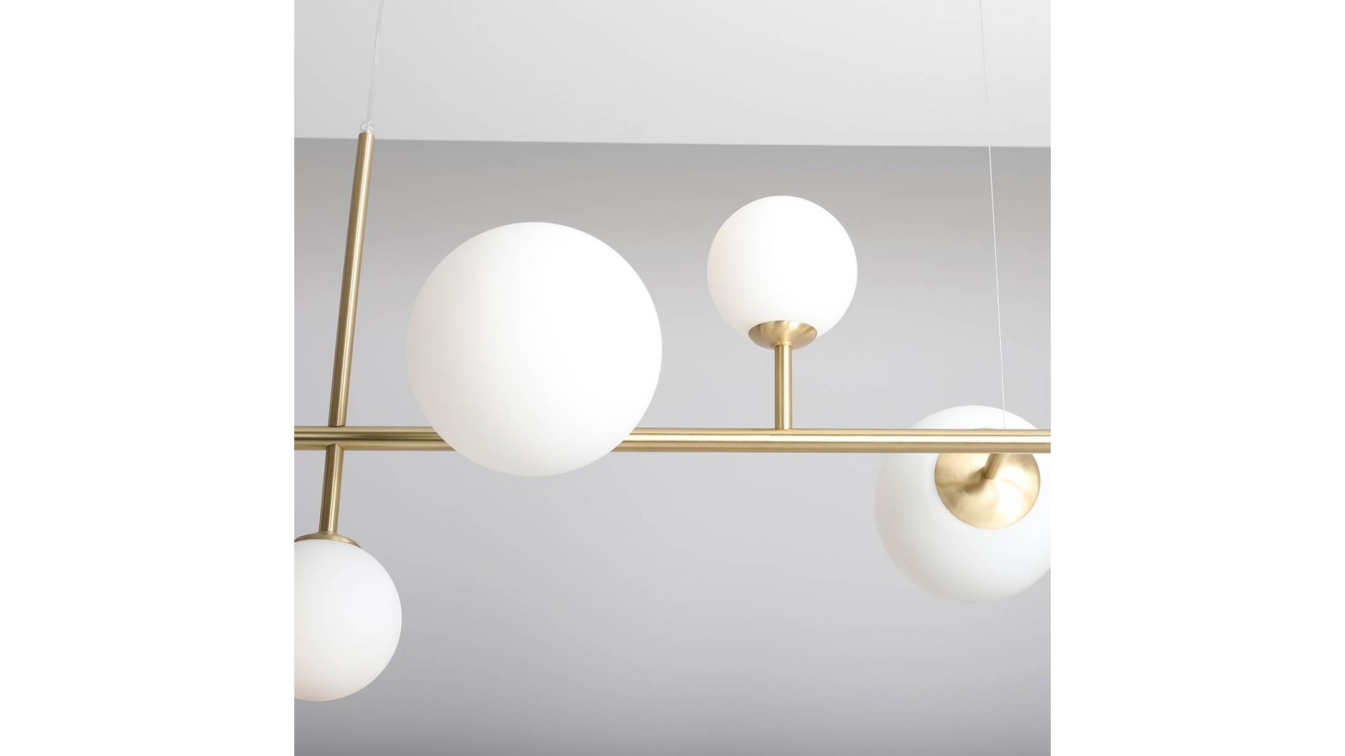 lampa wisząca dione 6 brass aldex – zbliżenie na klosze i detale mosiężne