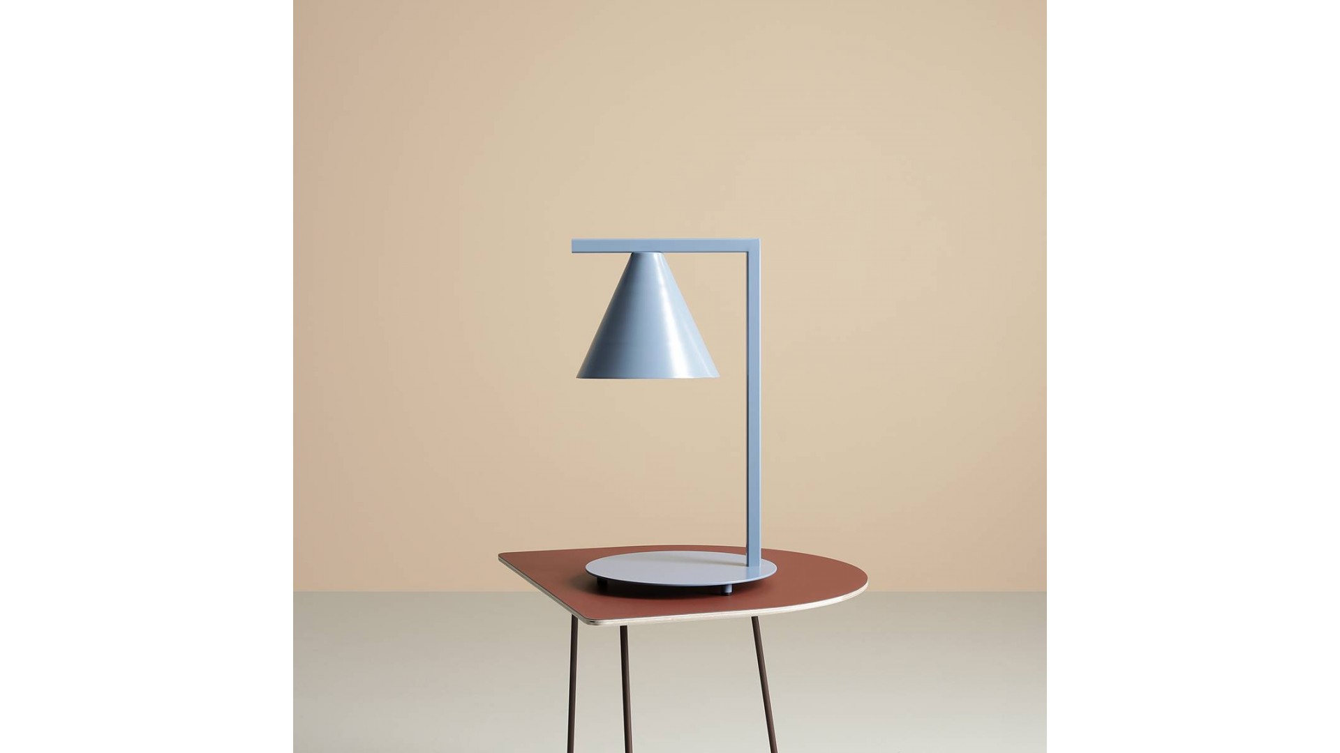 lampka biurkowa form dusty blue aldex 1108b16 – aranżacja na stoliku