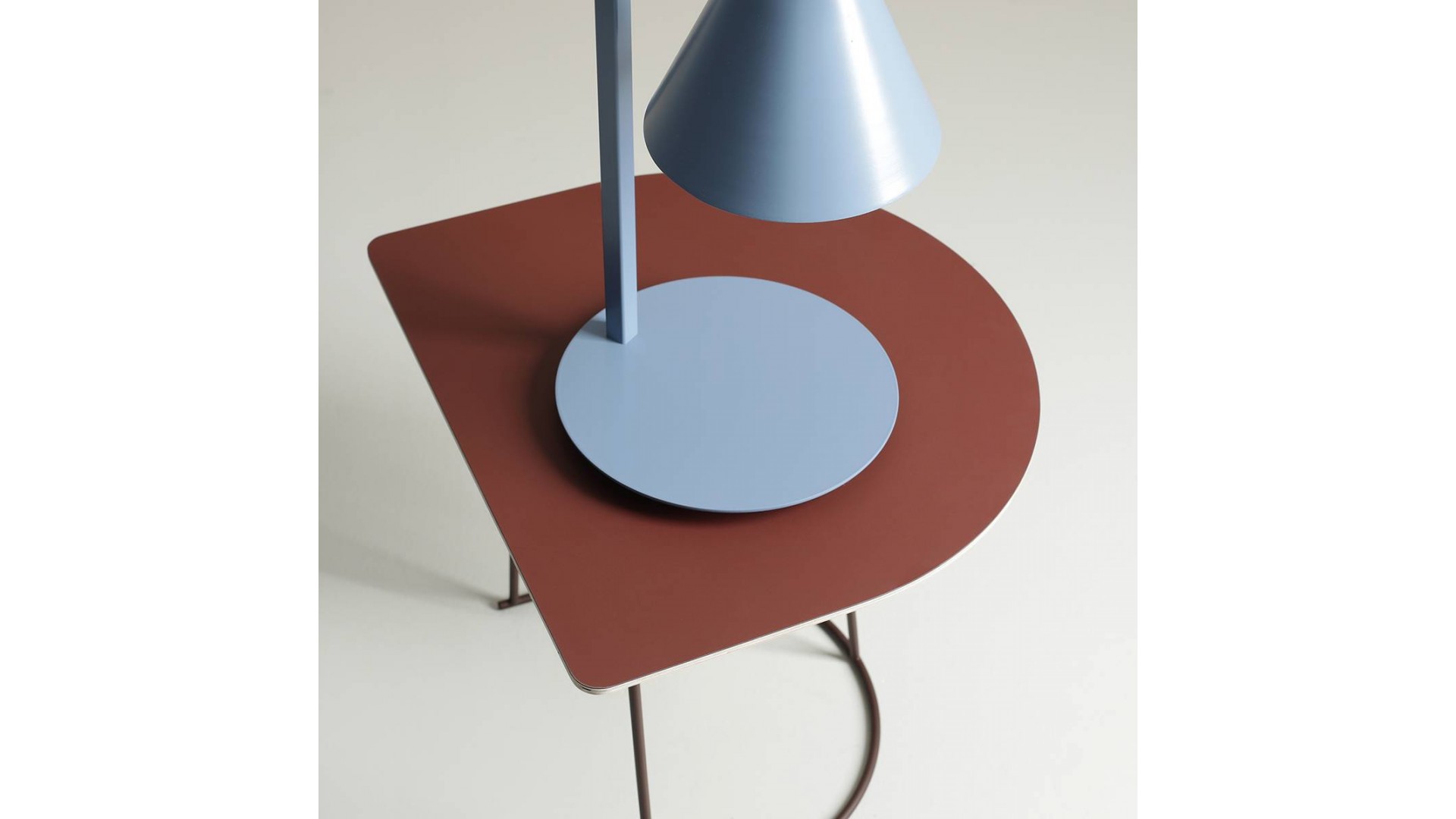 lampka biurkowa form dusty blue aldex 1108b16 – widok od góry na podstawę