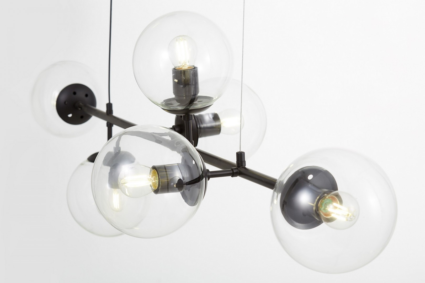 szczegół mocowania lampy Ceredo W6 czarny kolor i transparentny klosz Lumina Deco