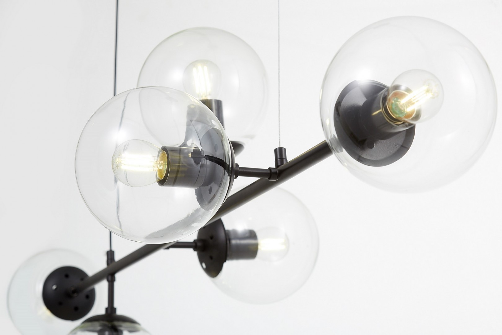 zbliżenie na konstrukcję lampy Ceredo W6 czarny metal i szklane klosze Lumina Deco