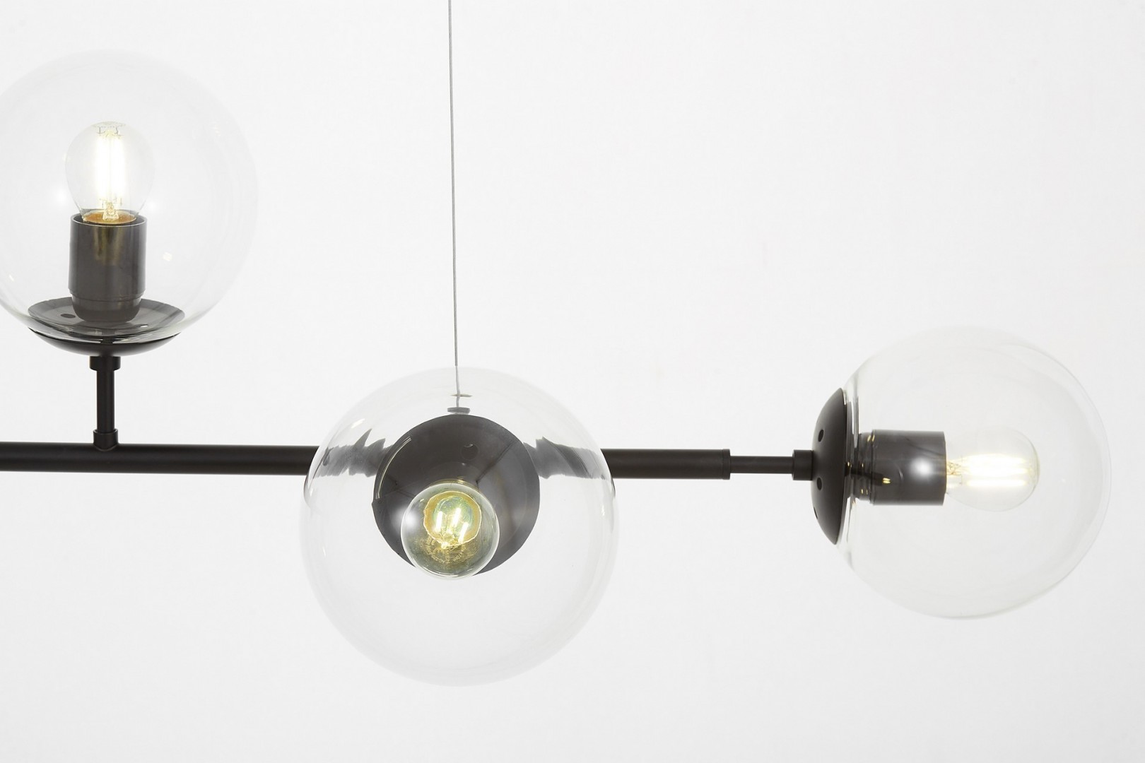 ujęcie lampy wiszącej Ceredo W6 w czarnej wersji, klosze z przezroczystego szkła Lumina Deco