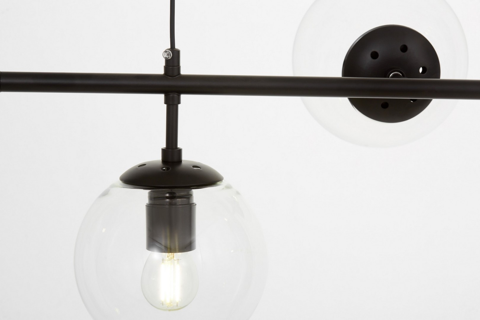 detal szklanego klosza i czarnego ramienia lampy Ceredo W6 Lumina Deco
