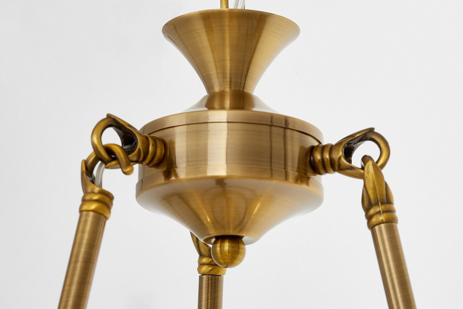 Zbliżenie górnej części lampy Santini W4, złota szczotkowana konstrukcja w stylu vintage i loft
