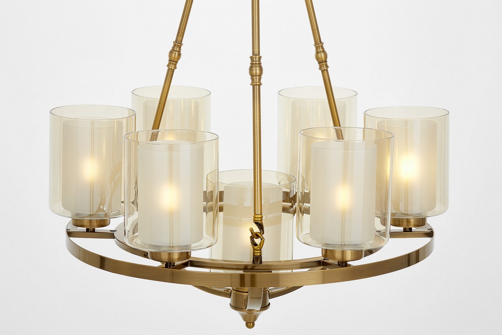 Złoty szczotkowany żyrandol Santini W7 Lumina Deco z cylindrycznymi kloszami, elegancki detal oświetleniowy