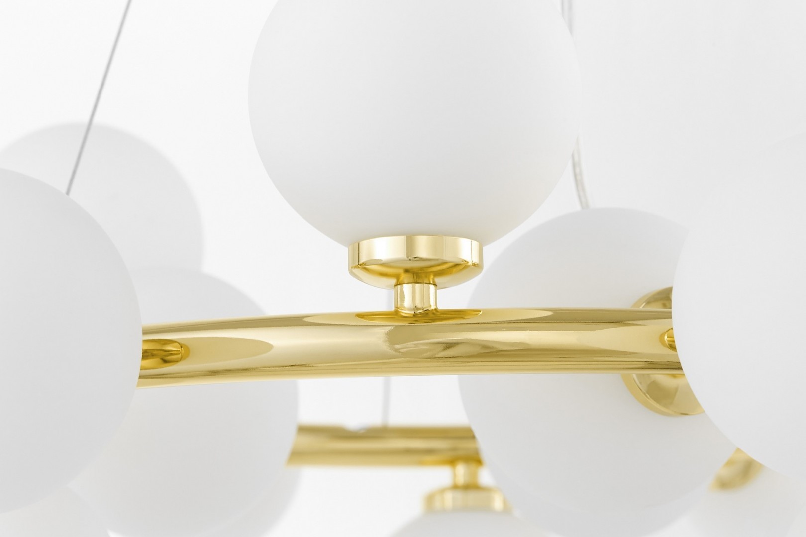 Dolna część lampy Marsiada 15 Lumina Deco, biała kula i złota baza w nowoczesnym stylu