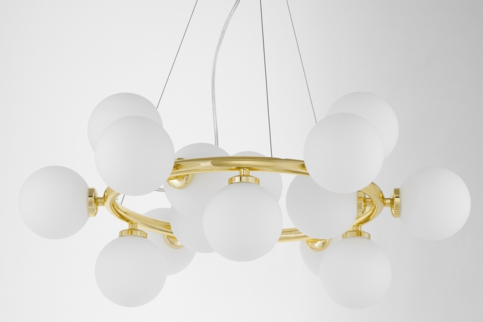 Detal lampy Marsiada 15 Lumina Deco, eleganckie białe kule i złote mocowanie w stylu modern