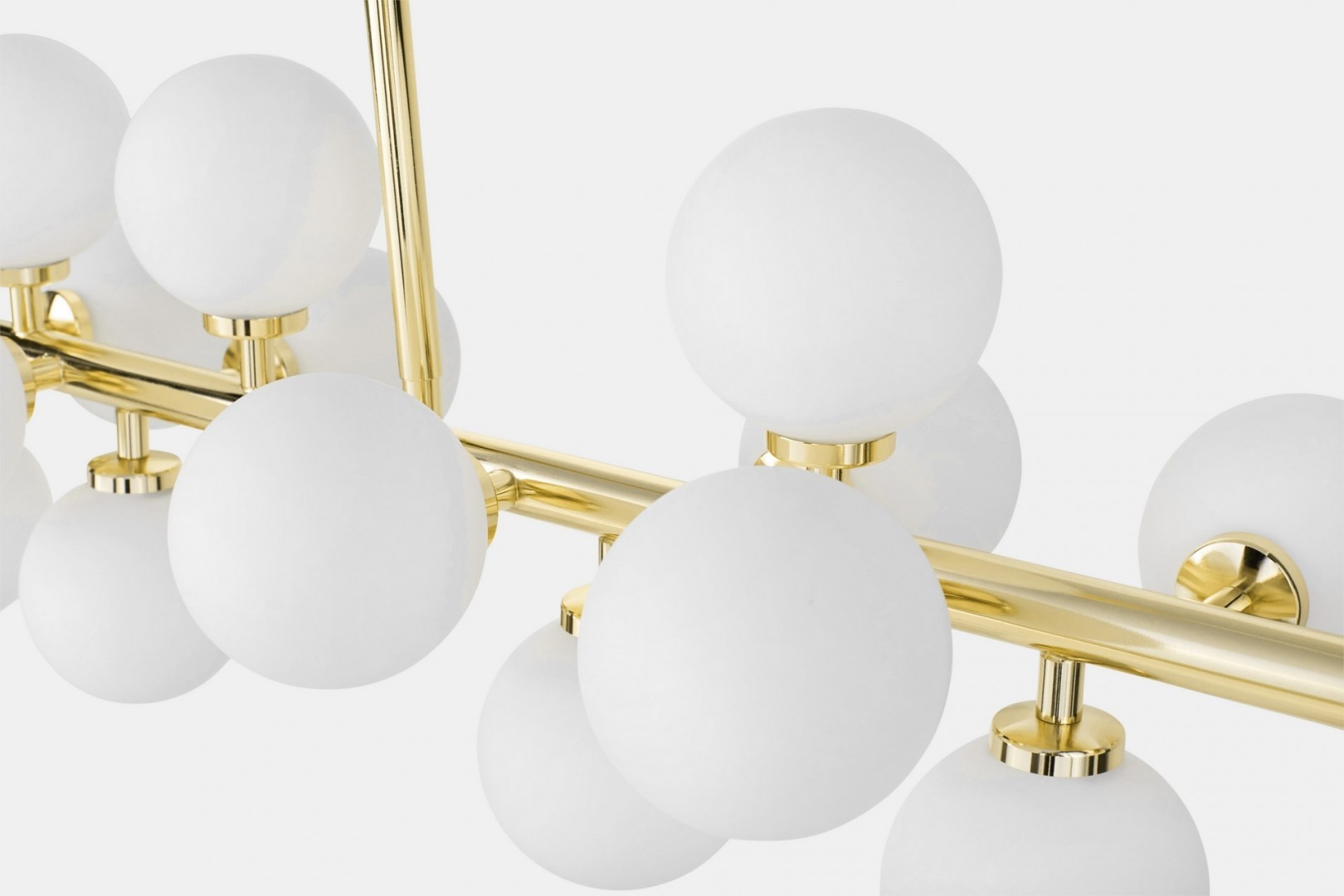 detal lampy petrica 16 przedstawiający złote wykończenie i białe kule lumina deco