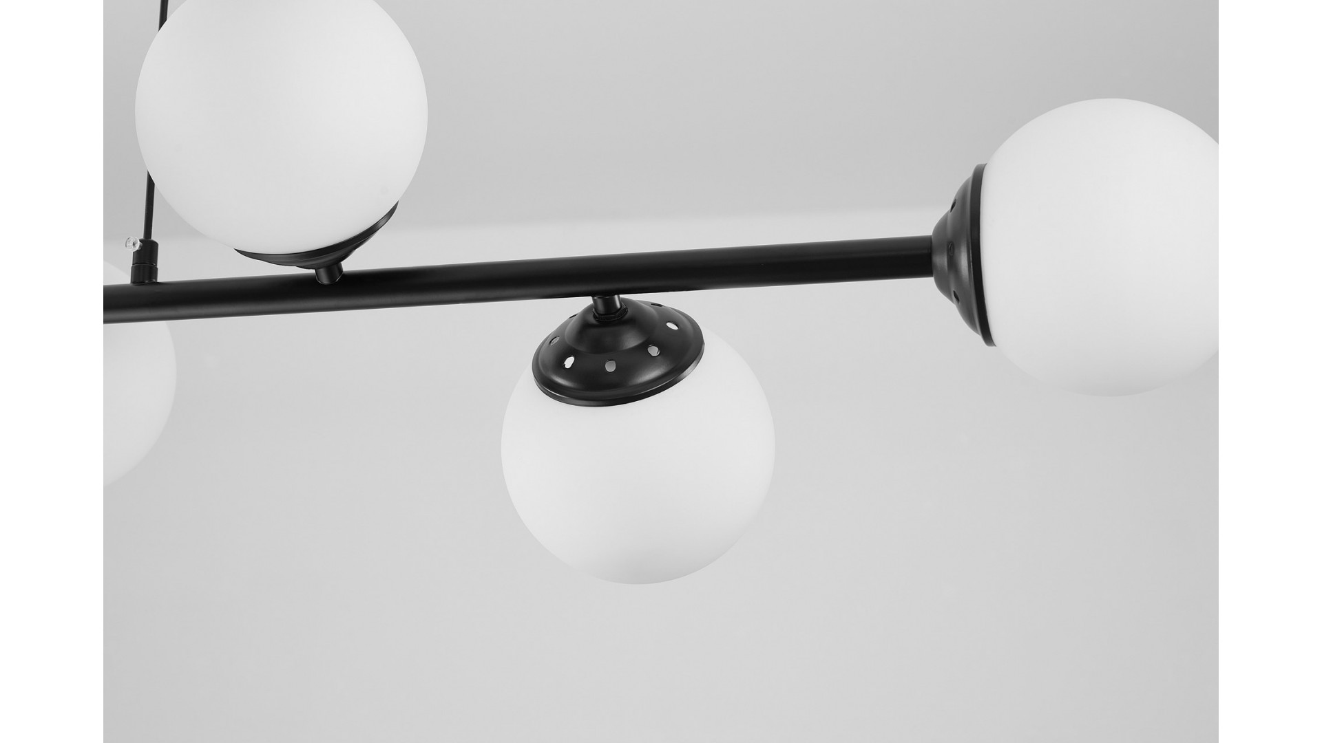 Zbliżenie na lampę Fino W8 – czarny metalowy uchwyt, mlecznobiałe klosze, elegancki detal w nowoczesnym stylu.