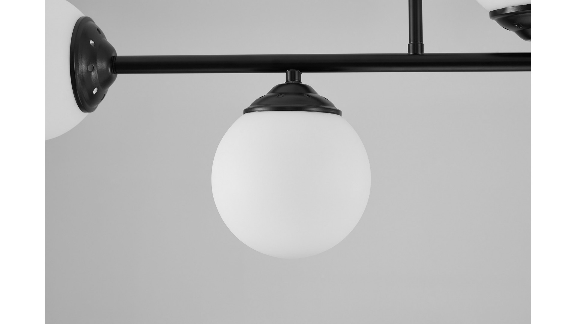 Elegancka lampa z czterema białymi kloszami, czarny stelaż, minimalistyczny design połączony z nowoczesnością