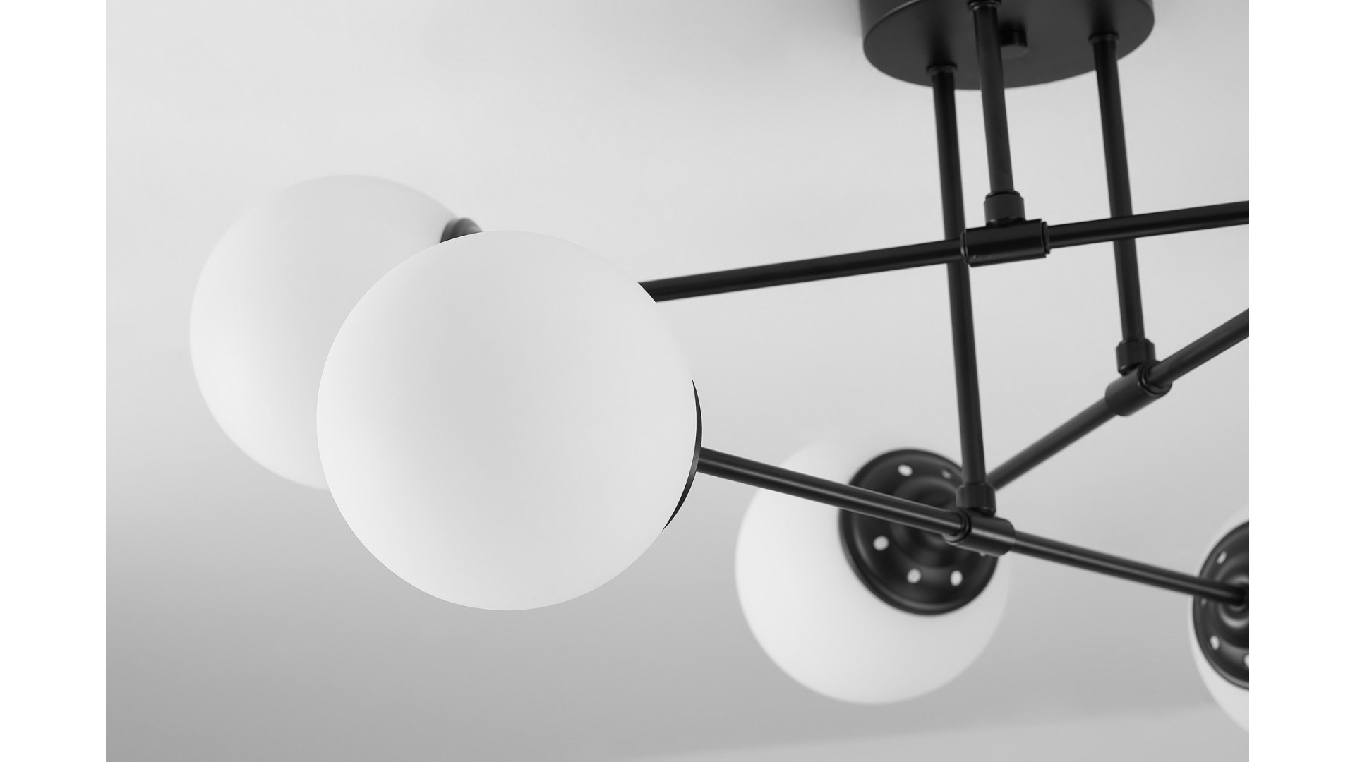 Lampa wisząca sufitowa producent Lampit model Fino z matowymi kulistymi kloszami na czarnej metalowej konstrukcji