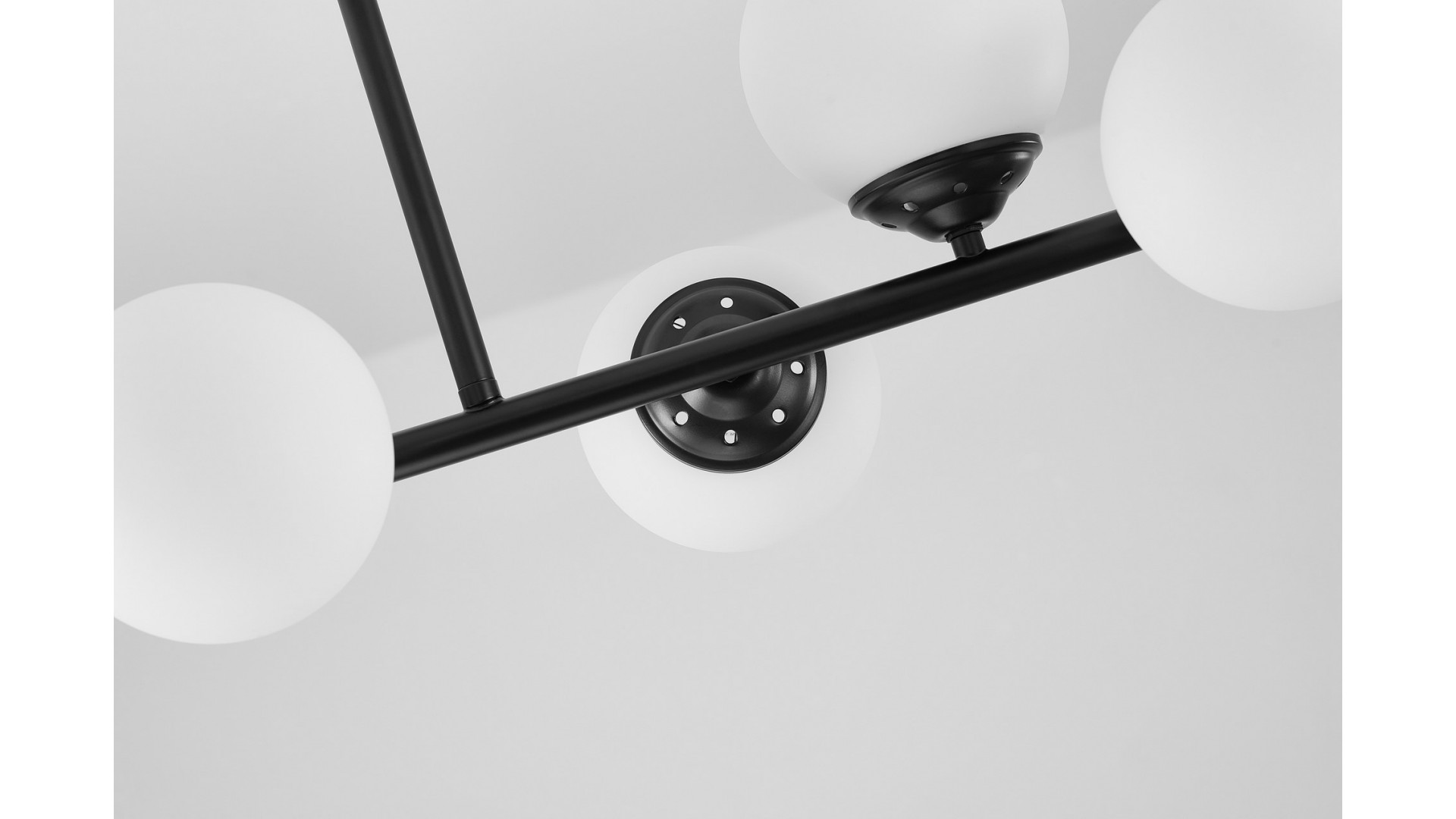 zbliżenie czarnej lampy wiszącej z białymi kulami szkło mleczne metalowe ramię i mocowanie sufitowe Lampit model FINO 8 LED