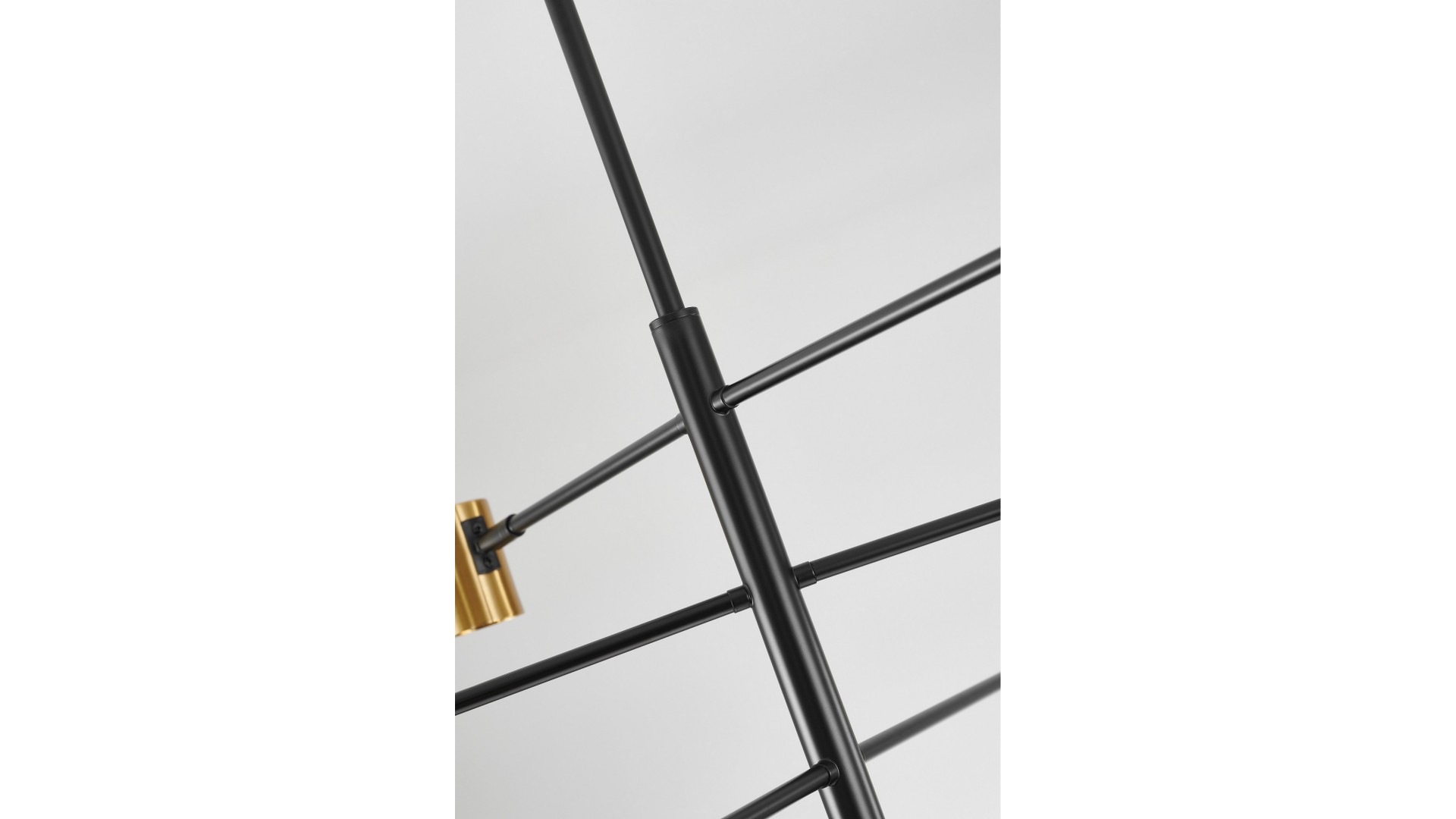 Czarny, geometryczny żyrandol z metalową, matową konstrukcją i smukłymi ramionami w detalu z boku