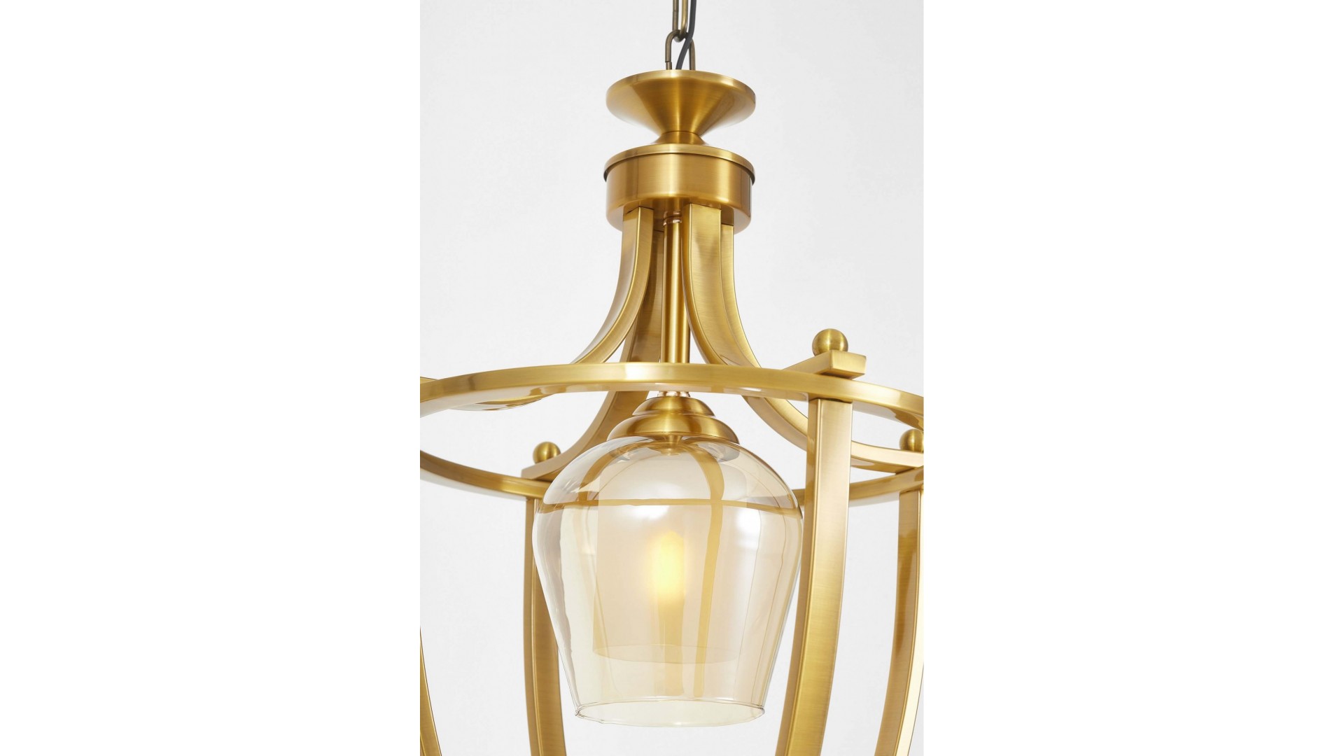 Elementy konstrukcyjne złotej lampy wiszącej z bliska