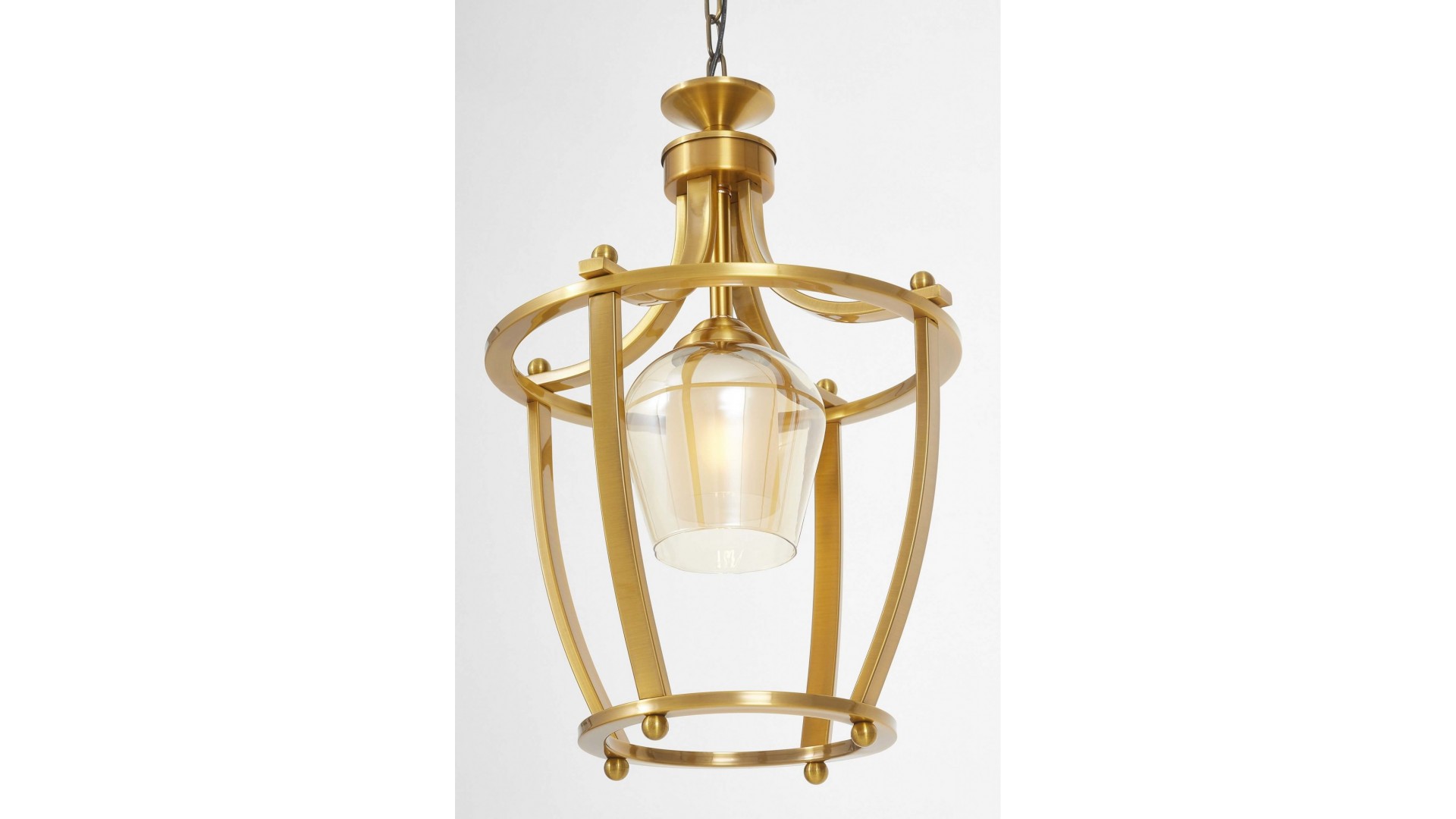 Loftowa konstrukcja lampionowa lampy z detalem złotej oprawy