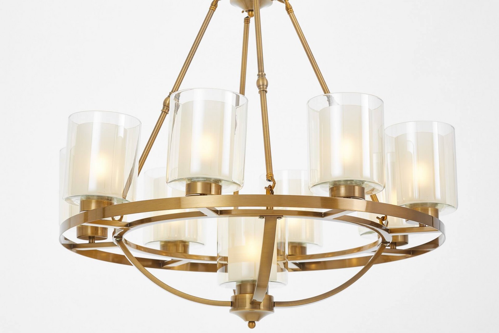 Fragment żyrandola SANTINI W9 Lumina Deco z widoczną złotą szczotkowaną oprawą i szkłem