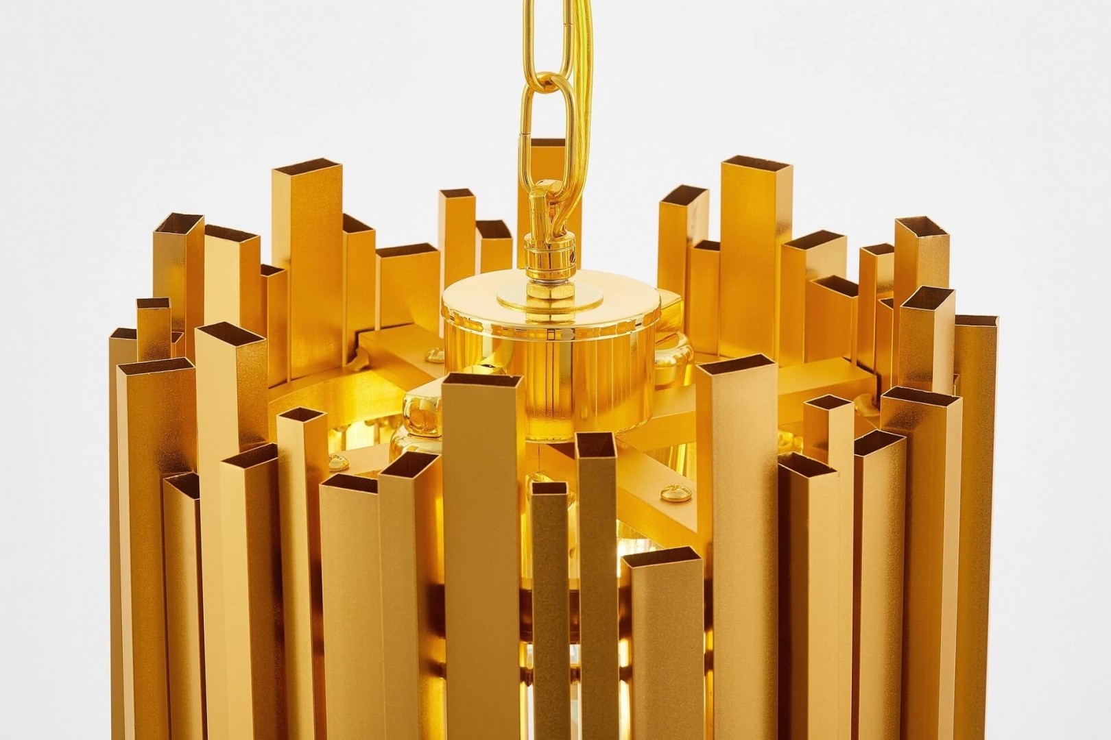 Złota lampa wisząca z geometrycznymi elementami – elegancka i nowoczesna dekoracja do luksusowego wnętrza.