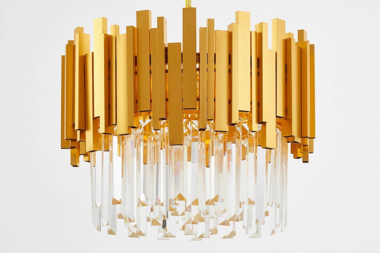 Lampa wisząca z kryształami i złotymi elementami – elegancka dekoracja do wnętrz w stylu glamour.