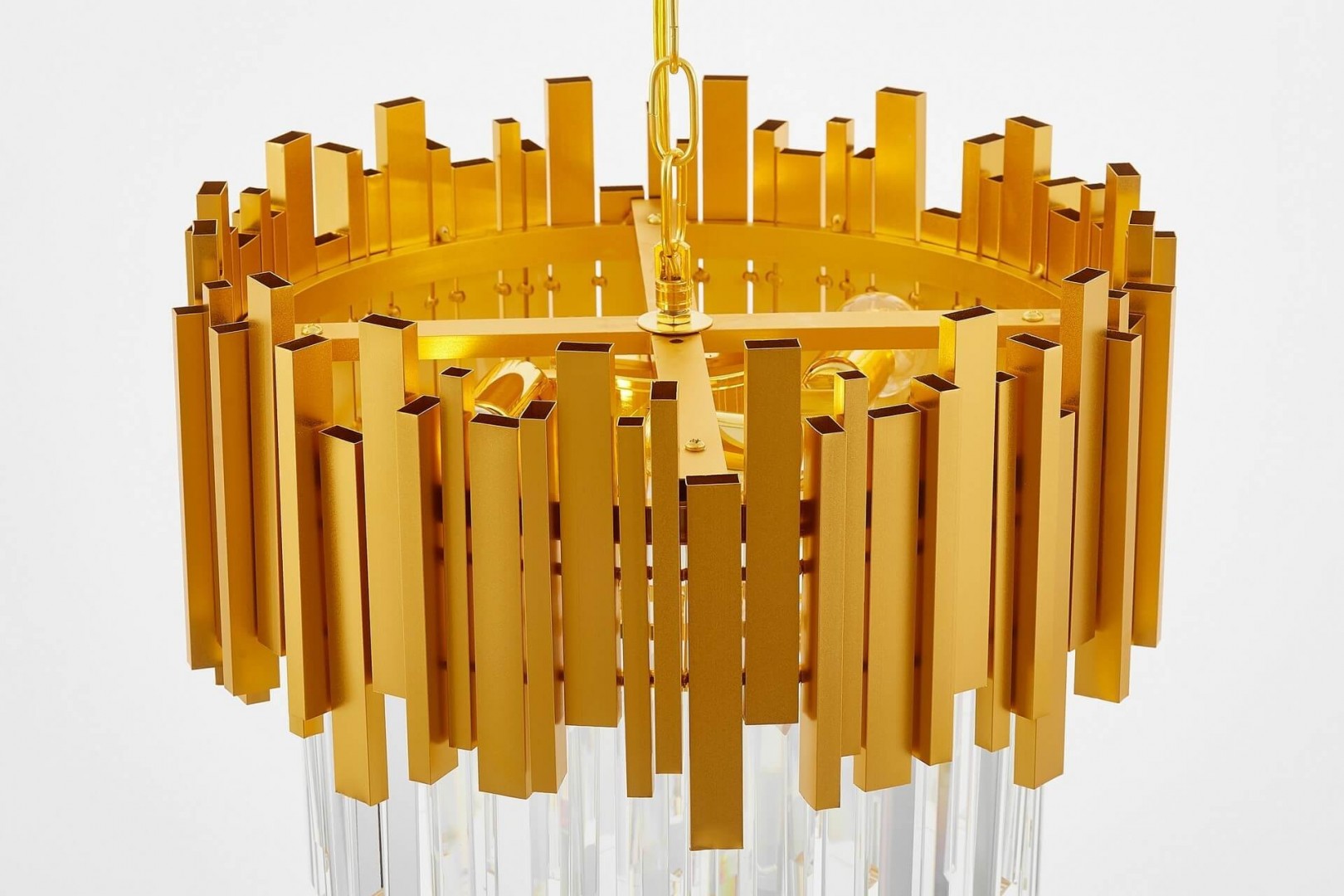 Złota lampa wisząca z geometrycznymi elementami – elegancka i nowoczesna dekoracja do luksusowego wnętrza.