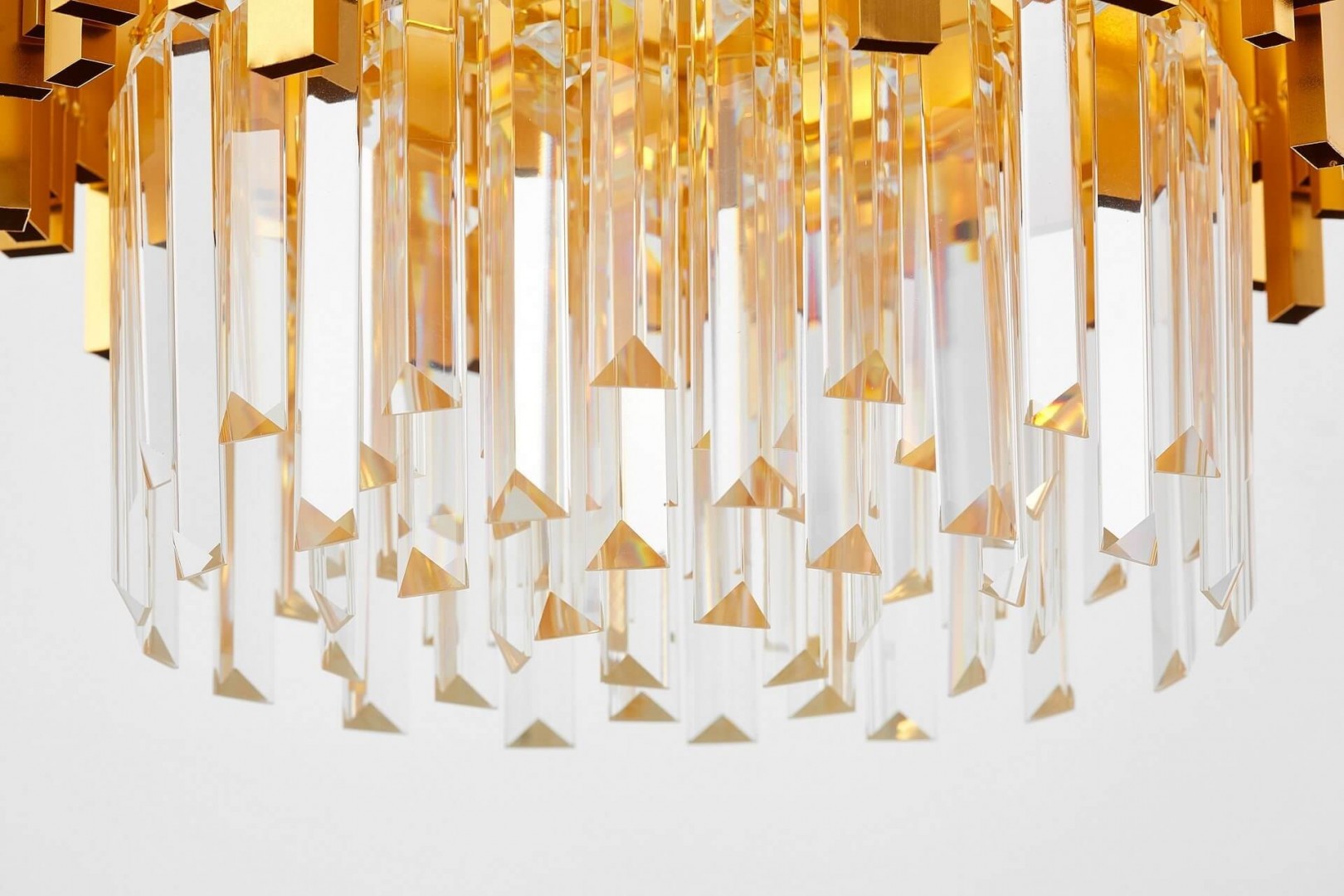  Detale złotej lampy z kryształowymi elementami – elegancki design z geometrycznymi akcentami.