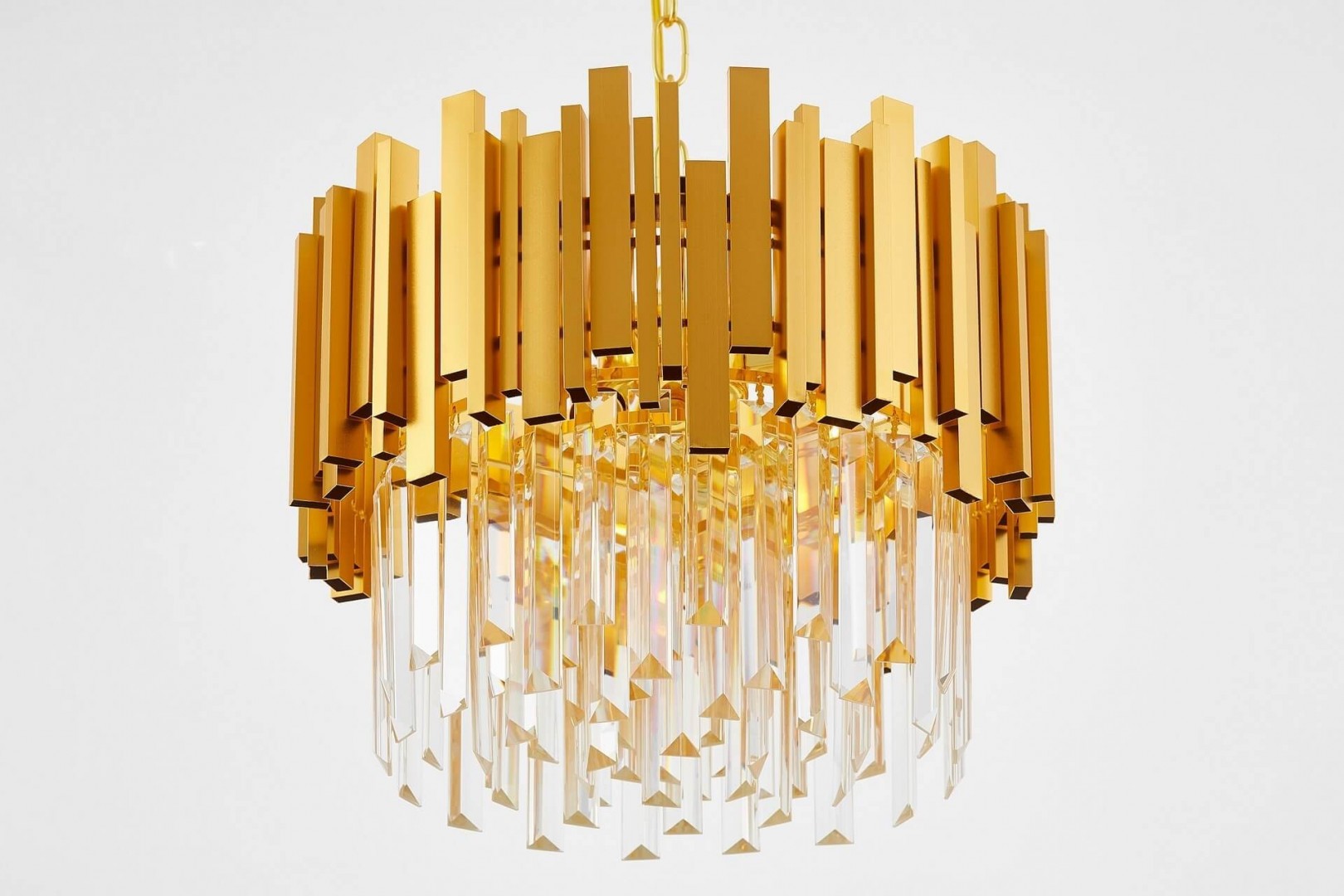 Lampa wisząca z elementami złota i kryształami – elegancja w nowoczesnym stylu, idealna do luksusowych wnętrz.