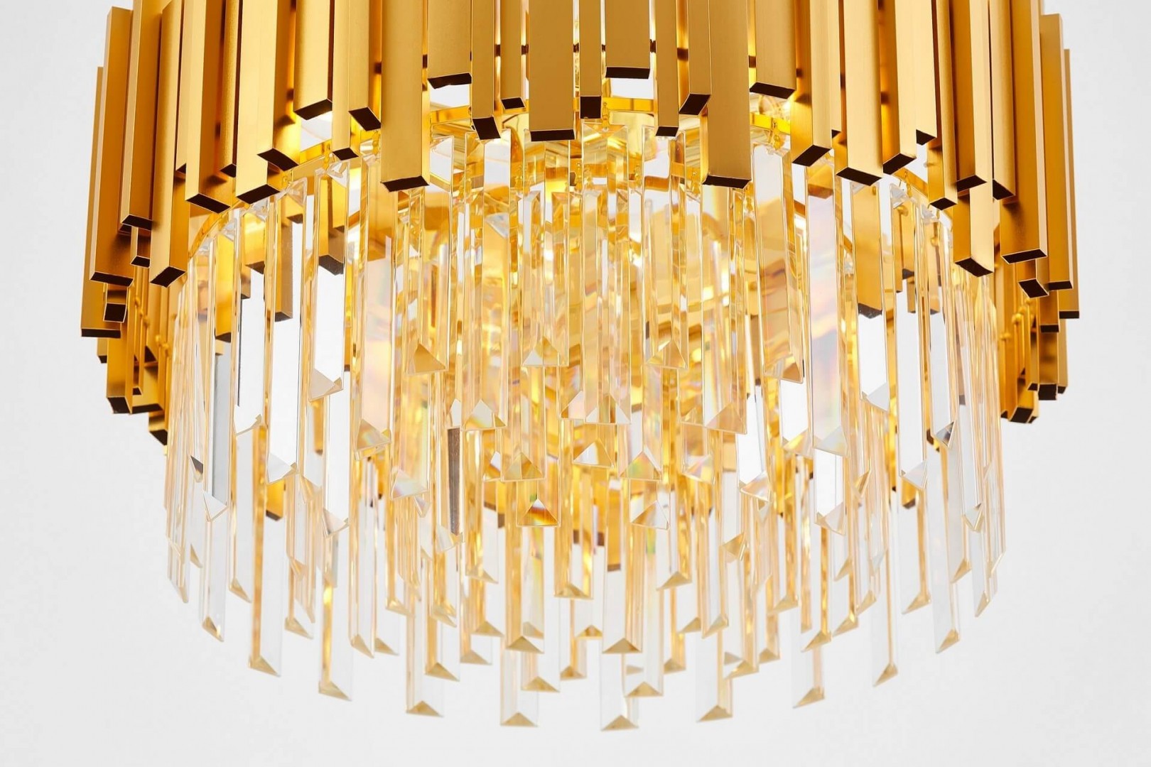 Lampa wisząca z elementami złota i kryształami – elegancja w nowoczesnym stylu, idealna do luksusowych wnętrz.