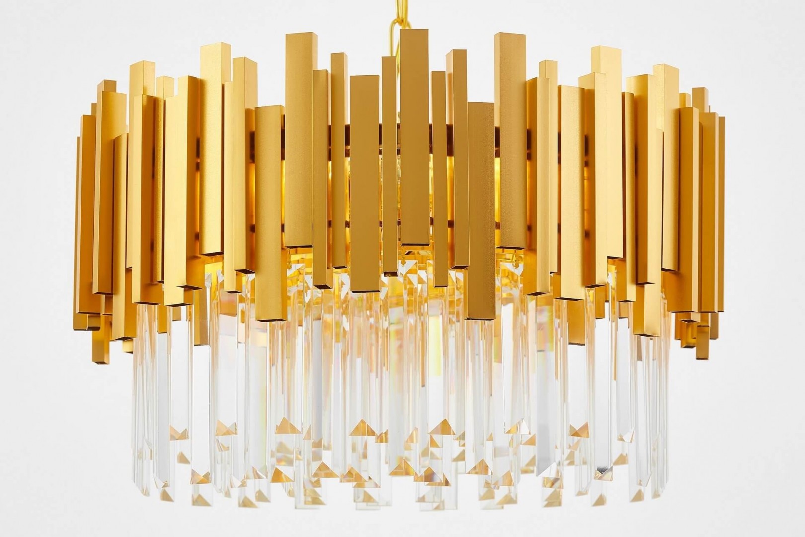 Lampa wisząca z kryształami i złotymi elementami – elegancka dekoracja do wnętrz w stylu glamour.