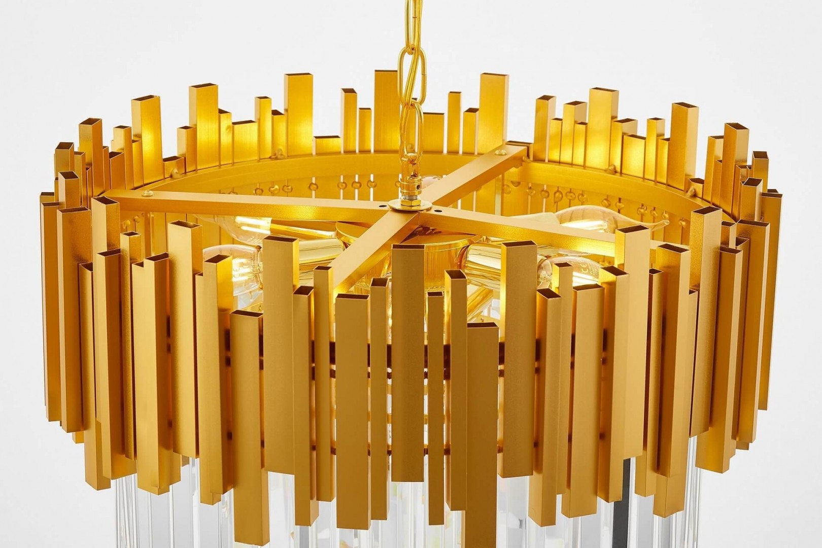 Złota lampa wisząca z geometrycznymi elementami – elegancka i nowoczesna dekoracja do luksusowego wnętrza. 