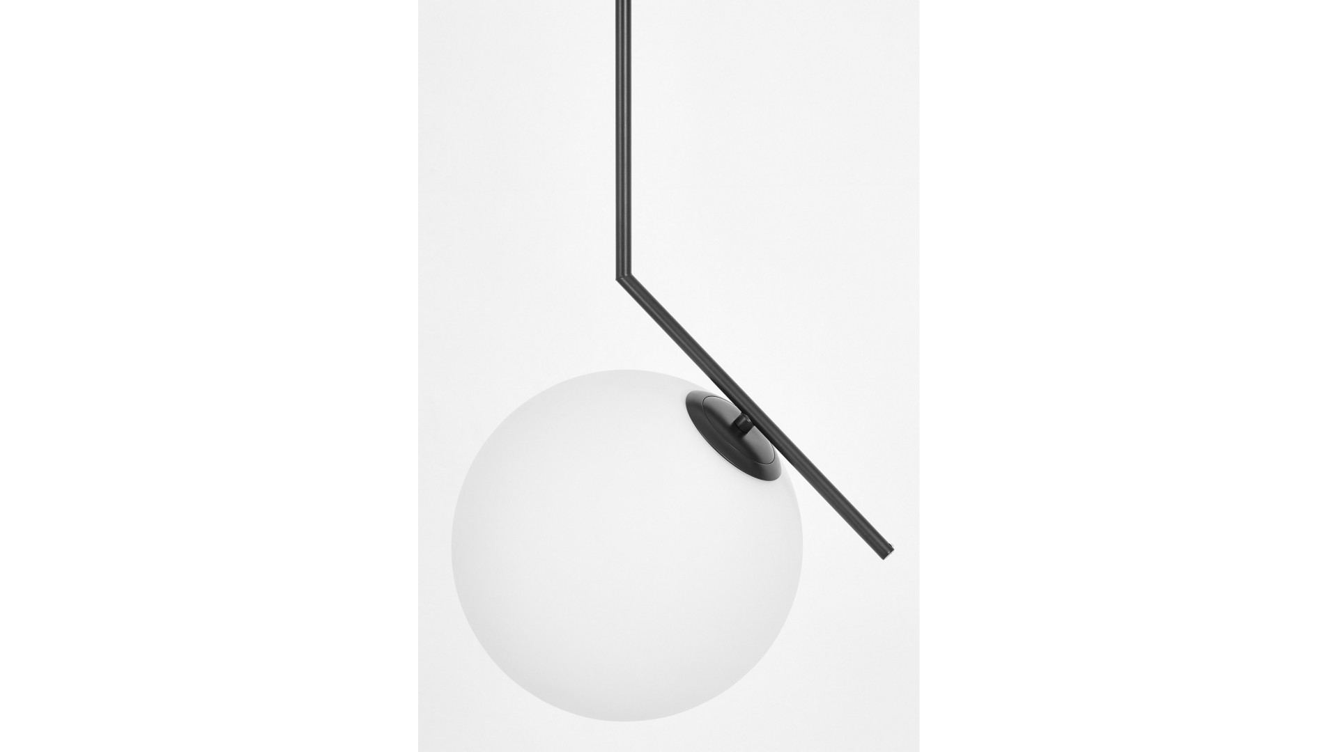 Fragment nowoczesnej lampy wiszącej Lumina Deco z wyrazistą białą kulą