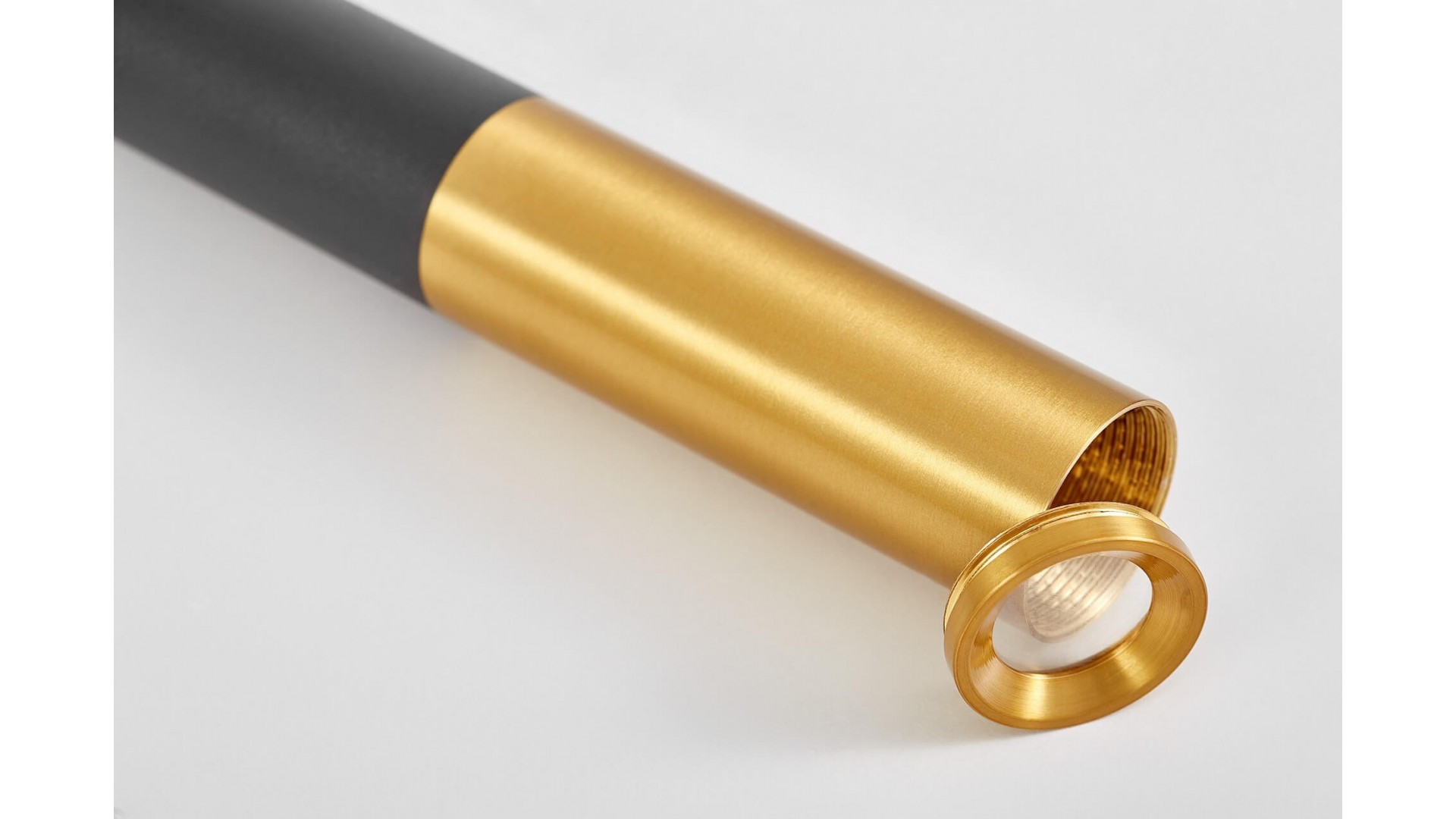 detal złotego szczotkowanego wykończenia lampy wiszącej slim w1 lampit czarno złota tuba