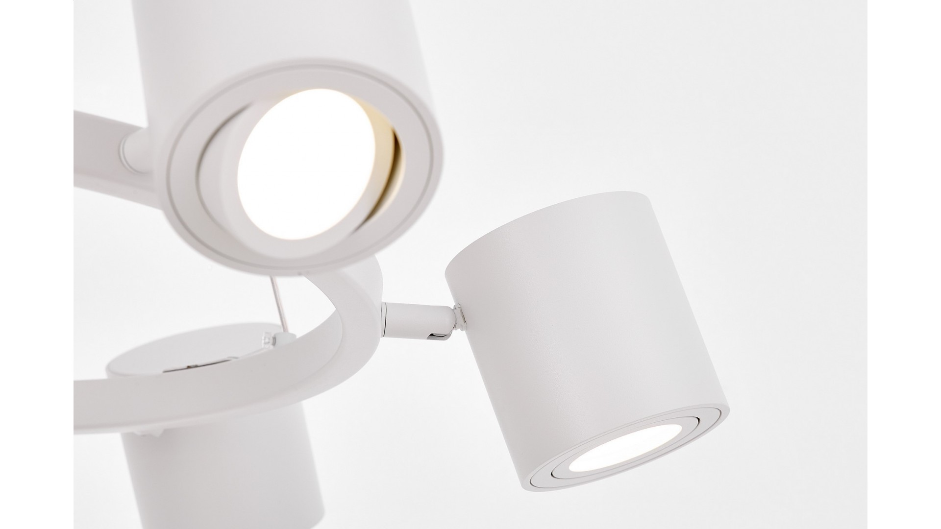 nowoczesna lampa wisząca biała z regulowanymi kloszami metalowymi producent Lampit model Bolt W6 do salonu