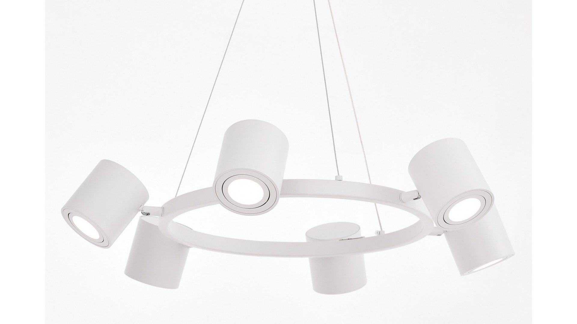 biała lampa wisząca z sześcioma regulowanymi kloszami na okręgu producent Lampit nowoczesny model Bolt W6