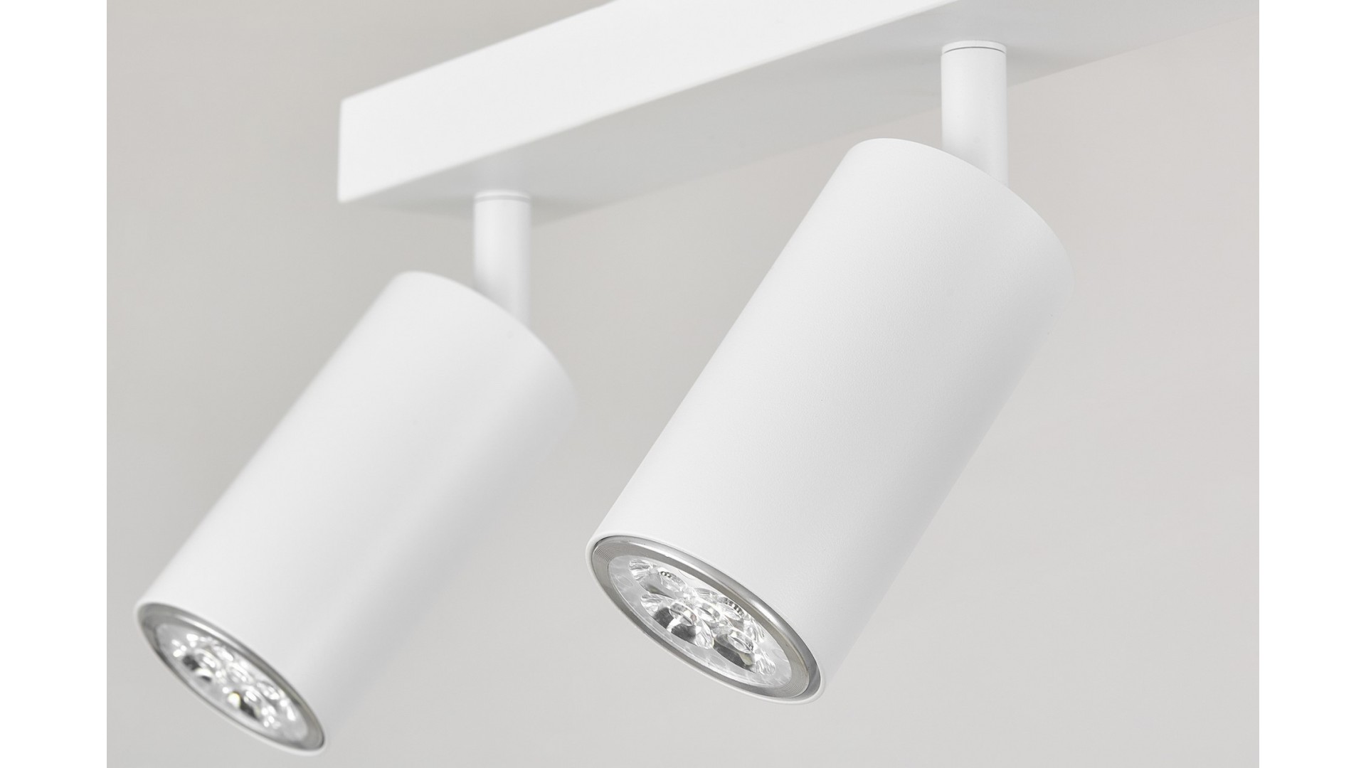 biała lampa sufitowa spot z czterema reflektorami regulowanymi na listwie detal wykonania producent lampit nowoczesny model NEO